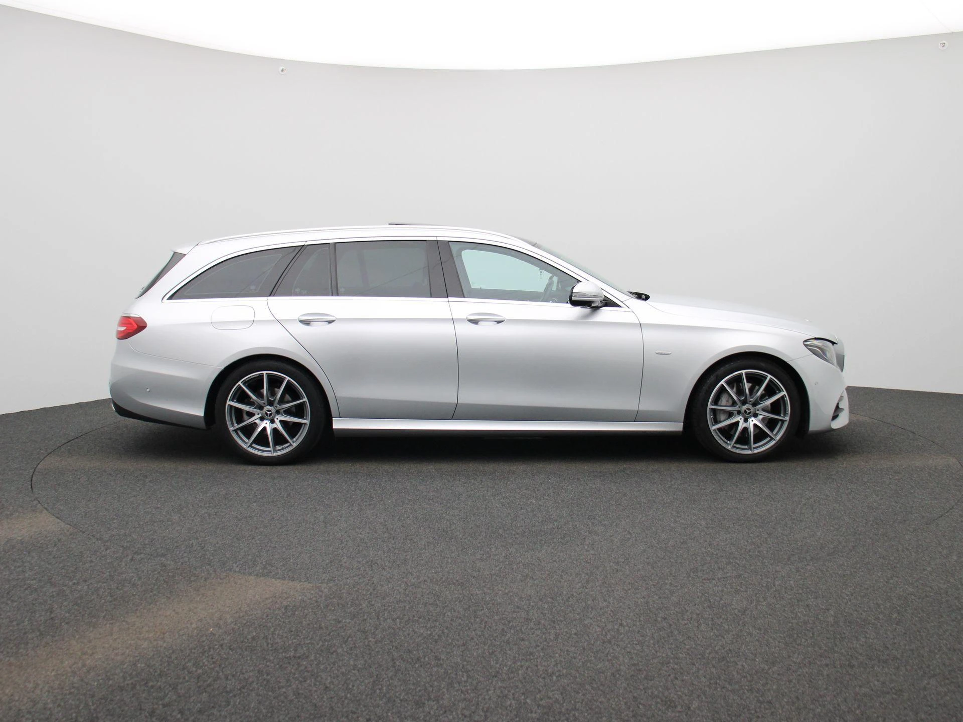 Mercedes-Benz-E-Klasse-image-6