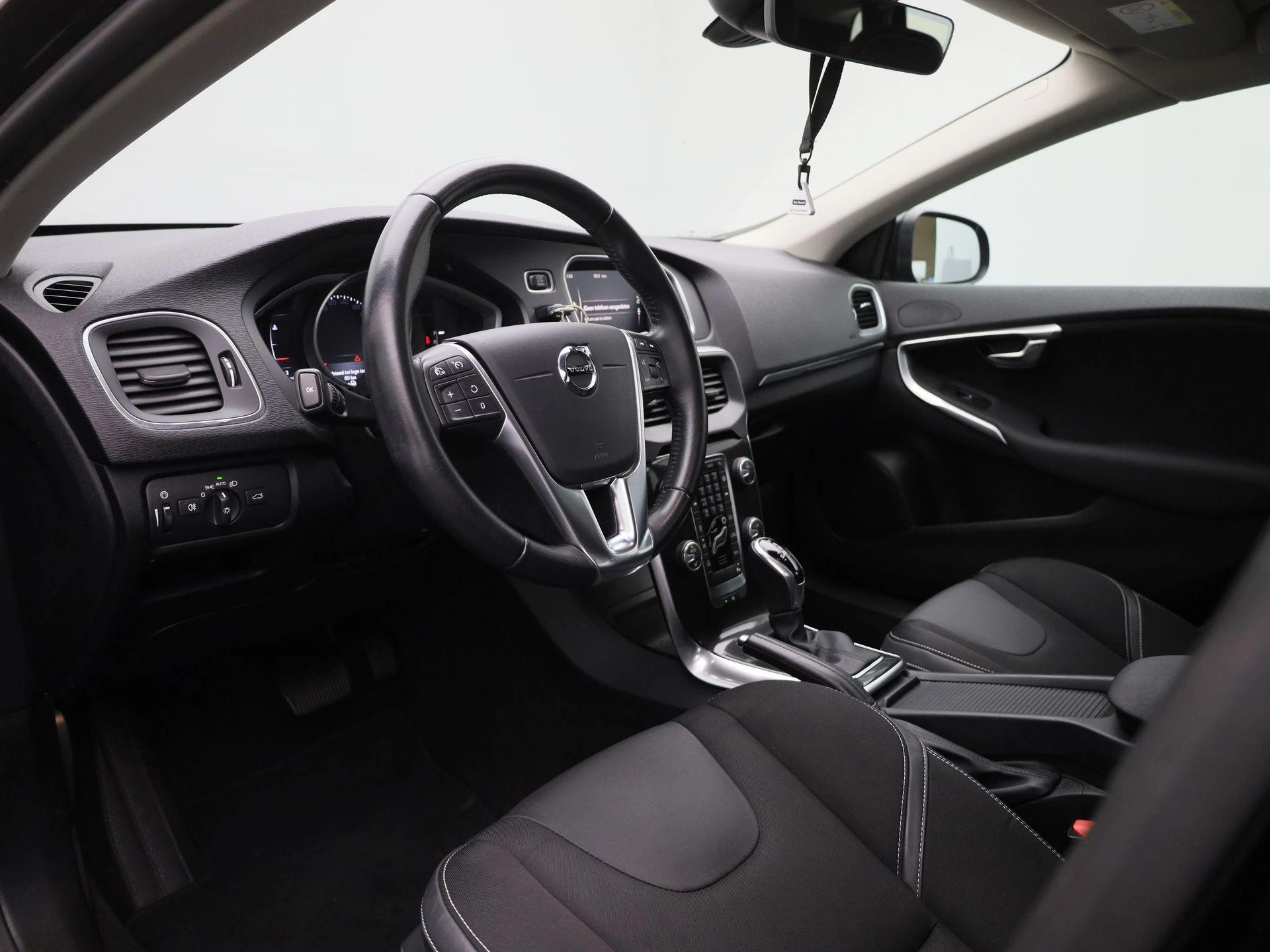 Volvo-V40-image-30