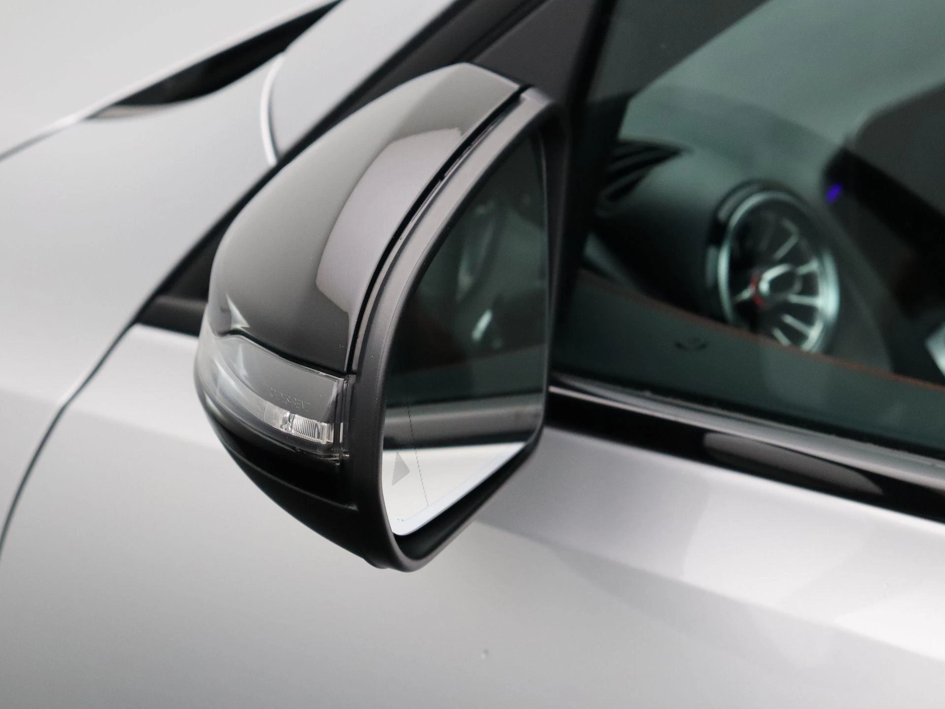 Mercedes-Benz-GLB-image-7