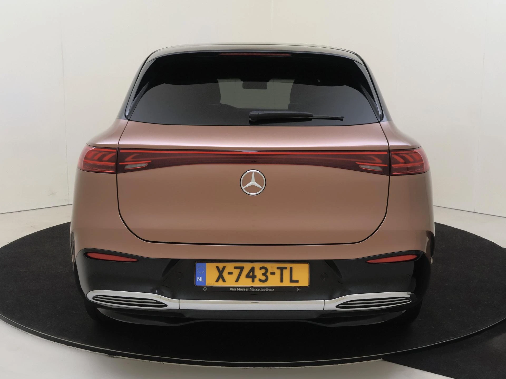 Mercedes-Benz-EQS-image-6