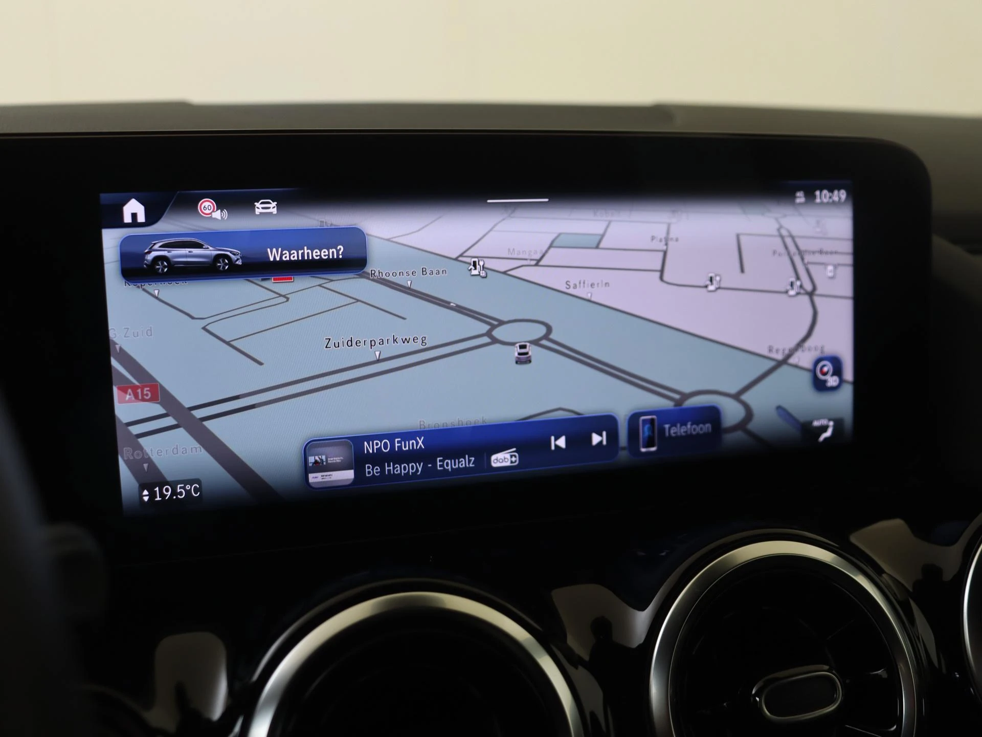 Mercedes-Benz-GLA-image-17