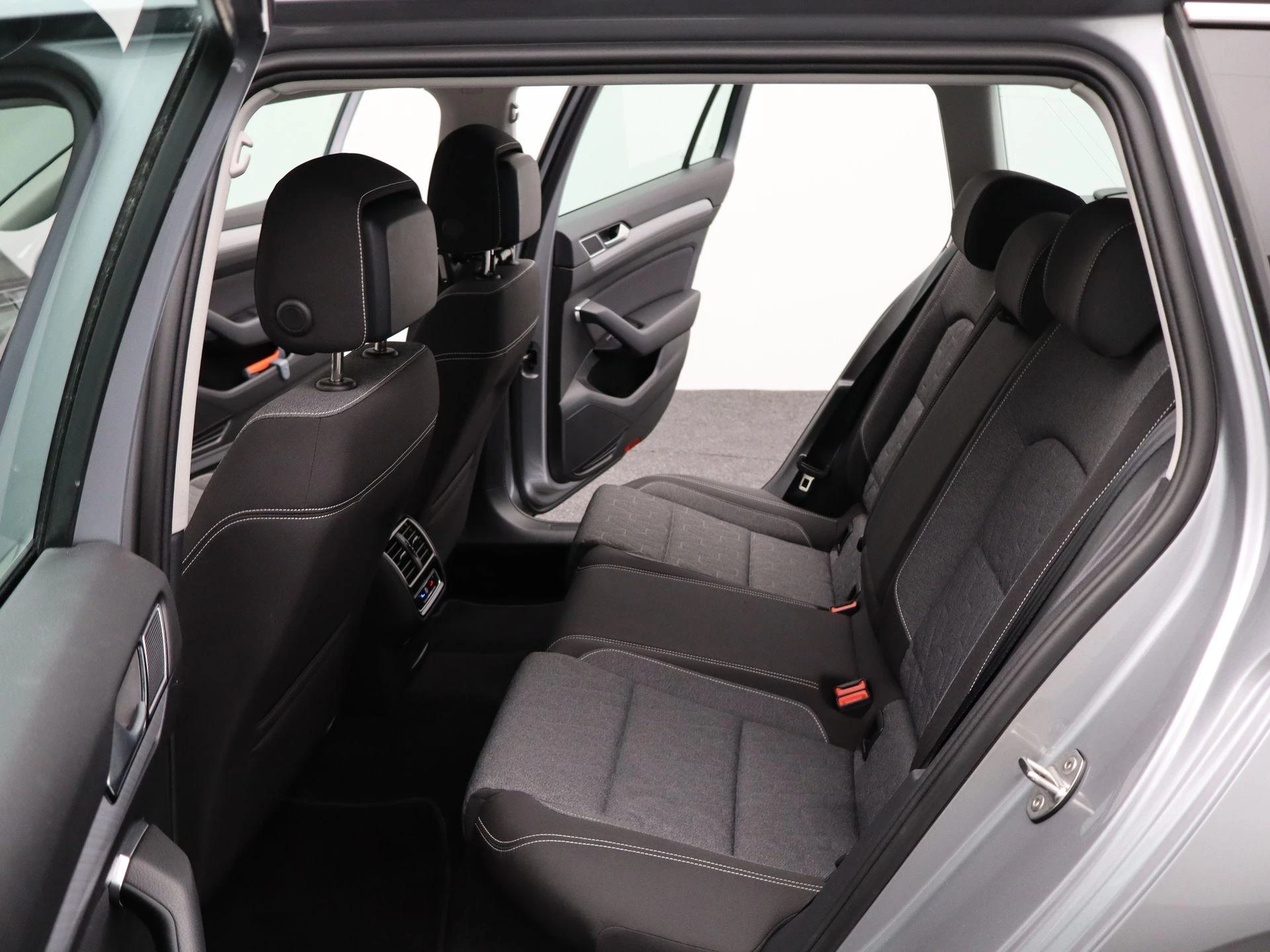 Volkswagen-Passat-image-11