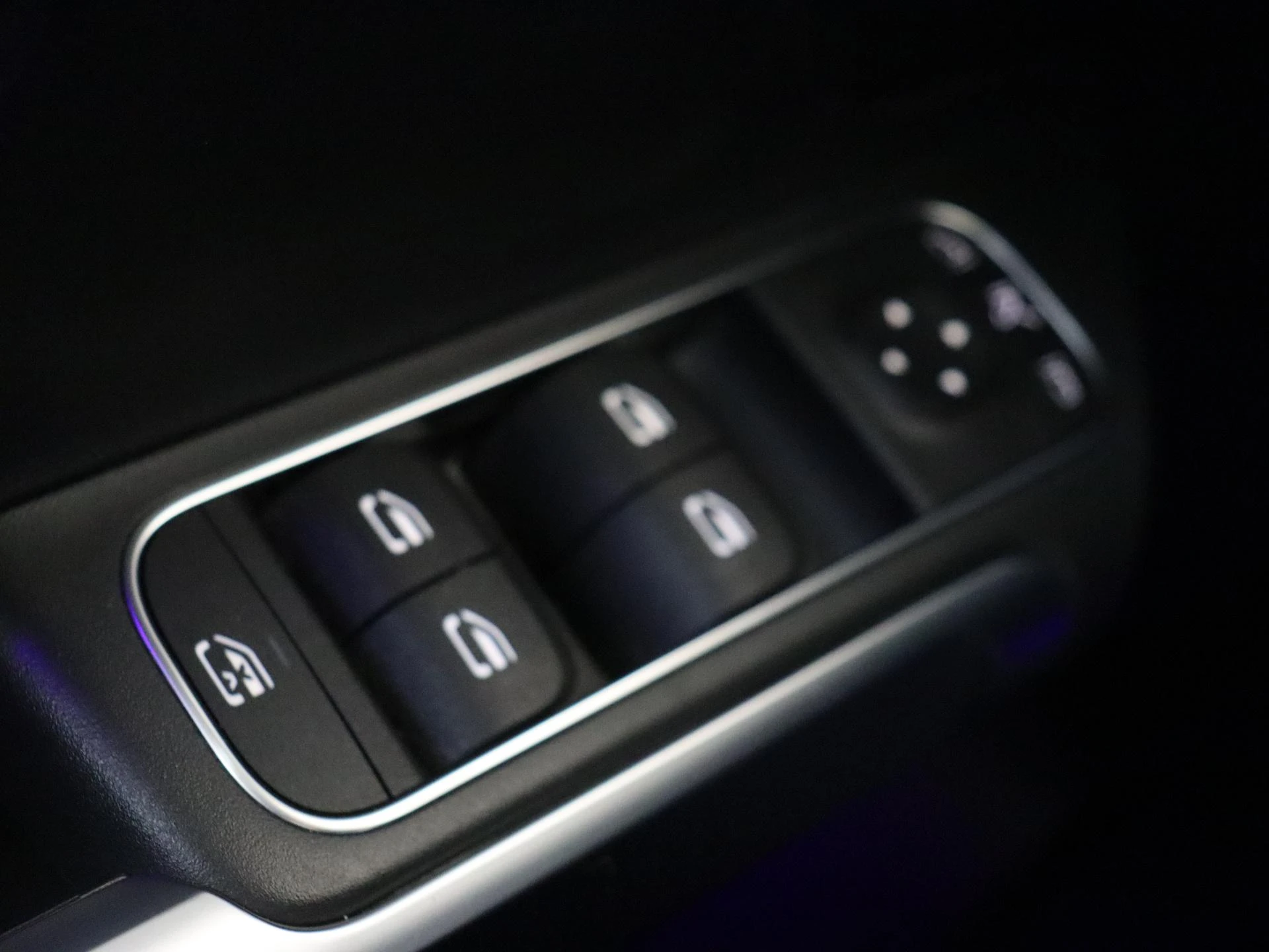 Mercedes-Benz-GLB-image-30