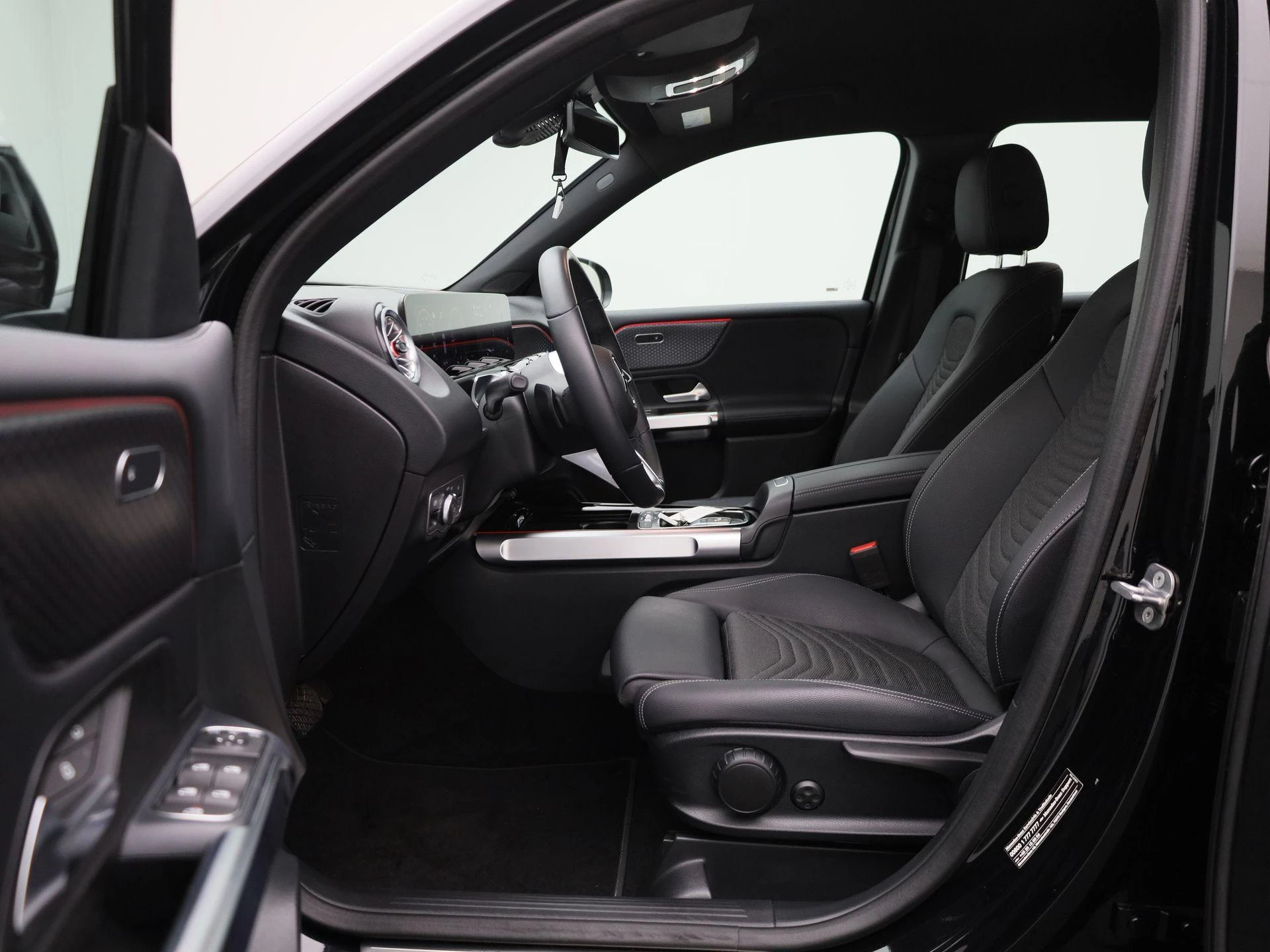 Mercedes-Benz-GLB-image-10
