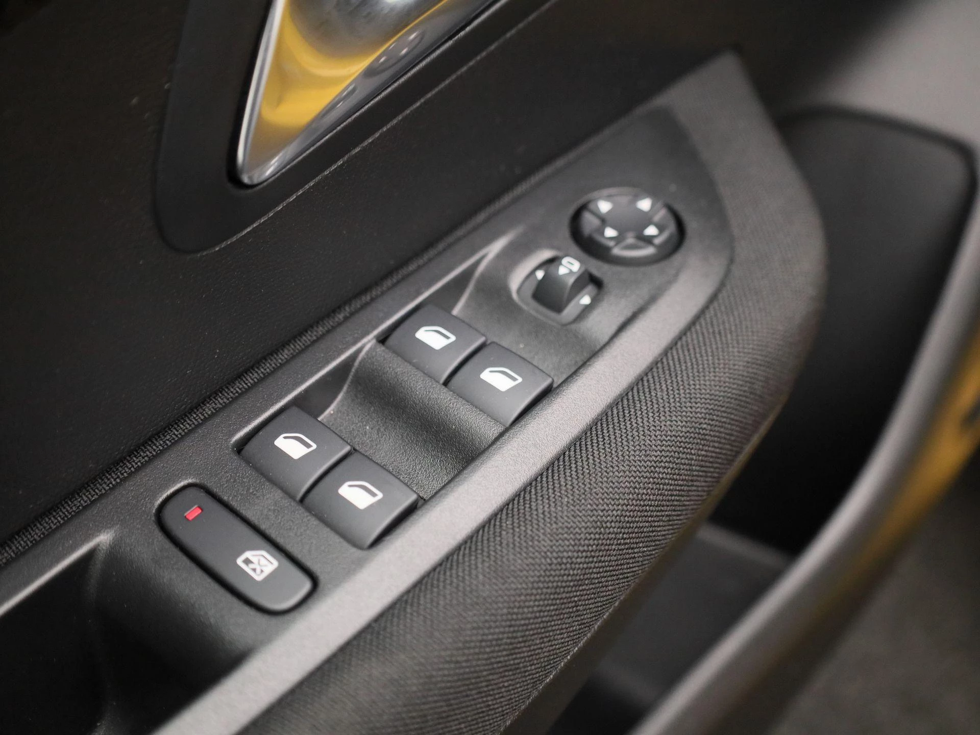 Peugeot-e-208-image-30
