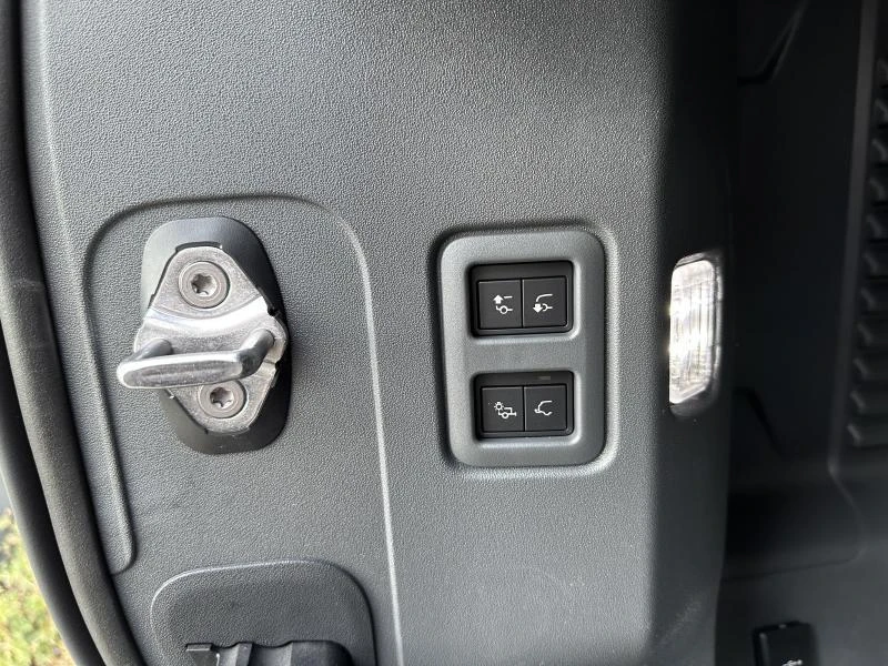 Land Rover-Defender-image-28