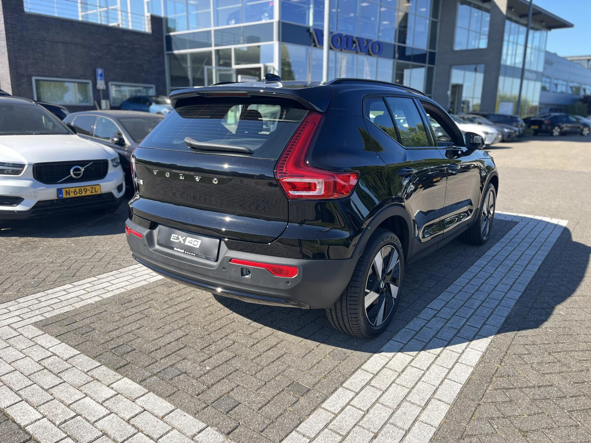 Volvo-EX40-image-16