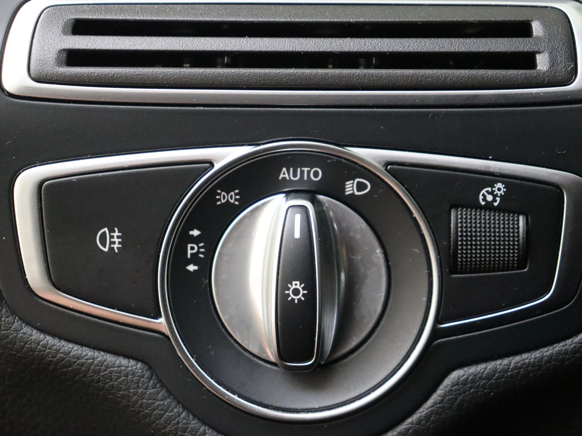 Mercedes-Benz-C-Klasse-image-24