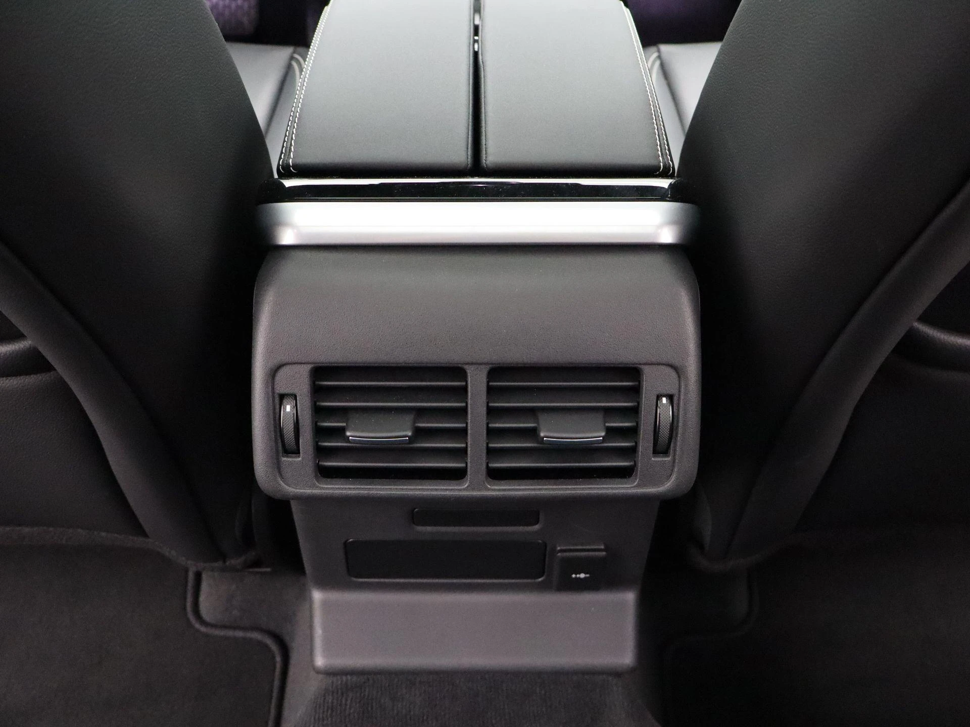 Land Rover-Range Rover Velar-image-36
