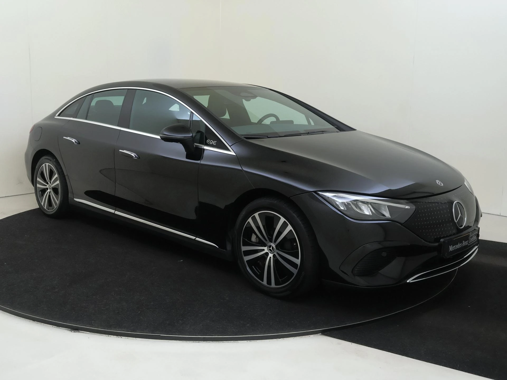 Mercedes-Benz-EQE-image-1