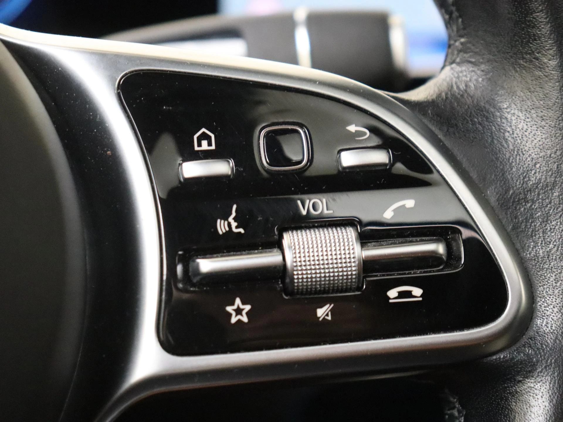 Mercedes-Benz-EQC-image-12