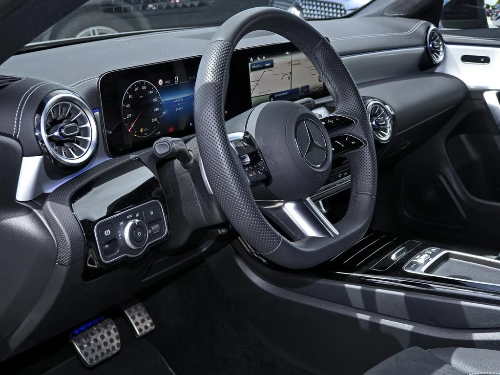 Mercedes-Benz-CLA 200-image-9