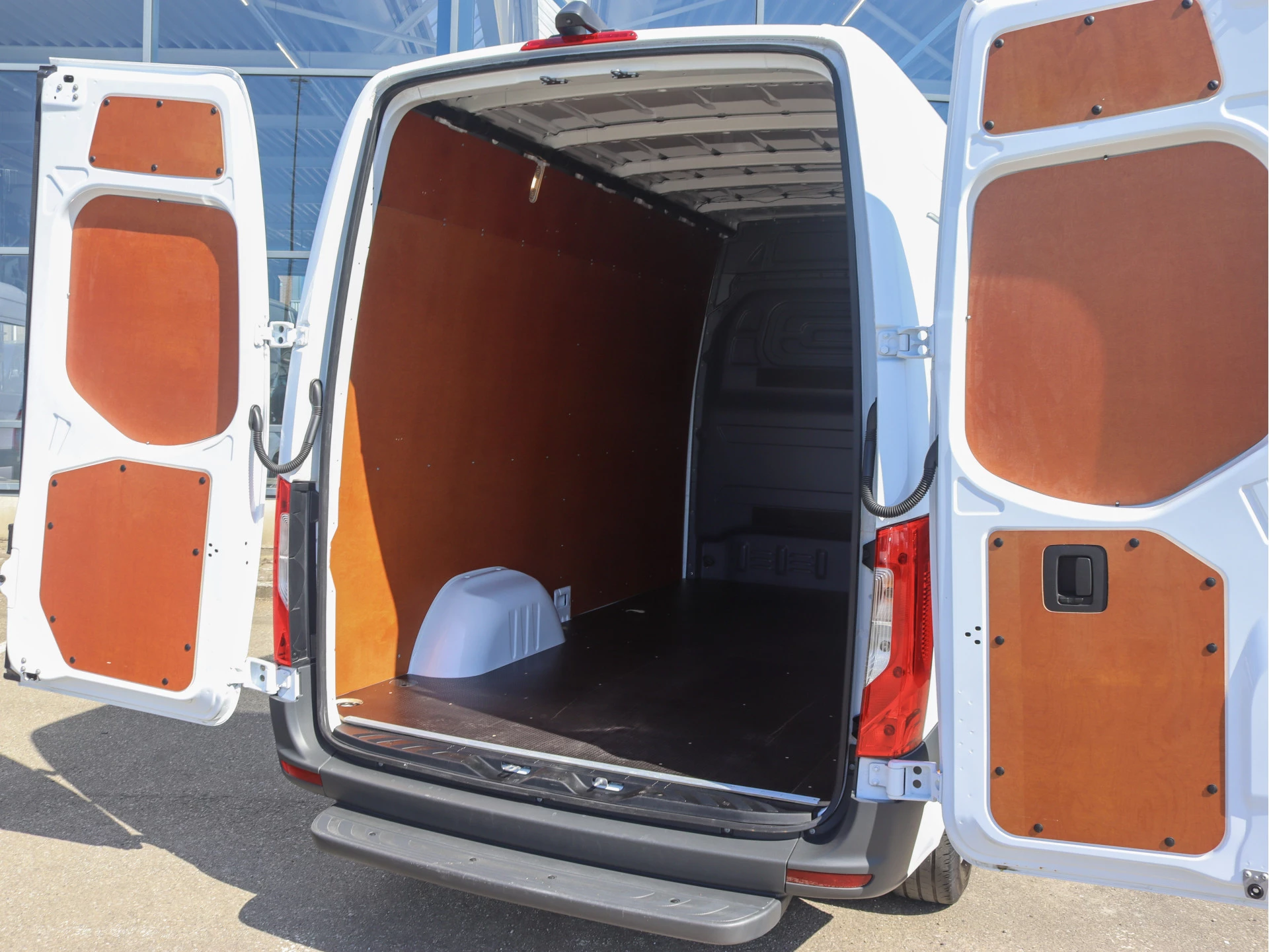 Mercedes-Benz-Sprinter-image-2