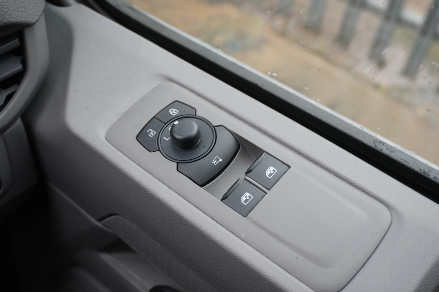 Volkswagen-Transporter-image-30