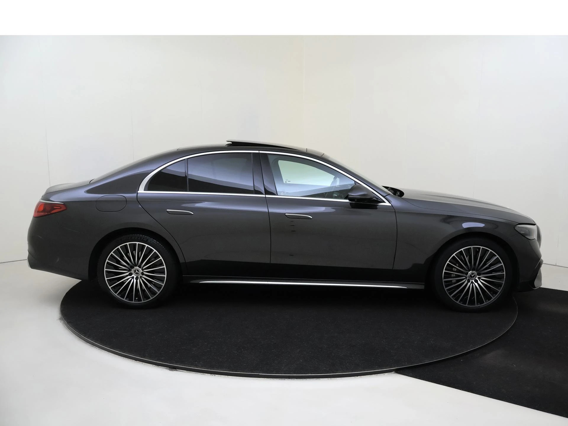 Mercedes-Benz-E-Klasse-image-8
