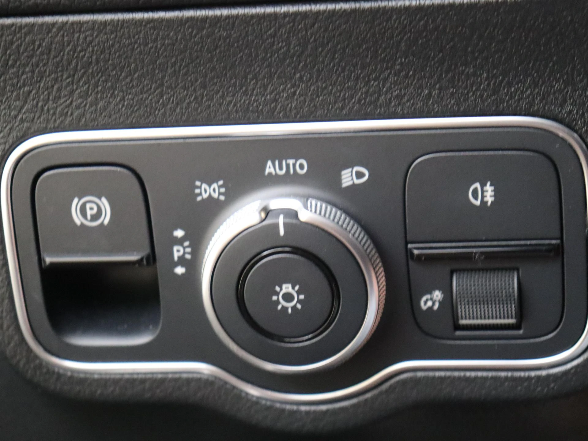 Mercedes-Benz-GLA-image-24