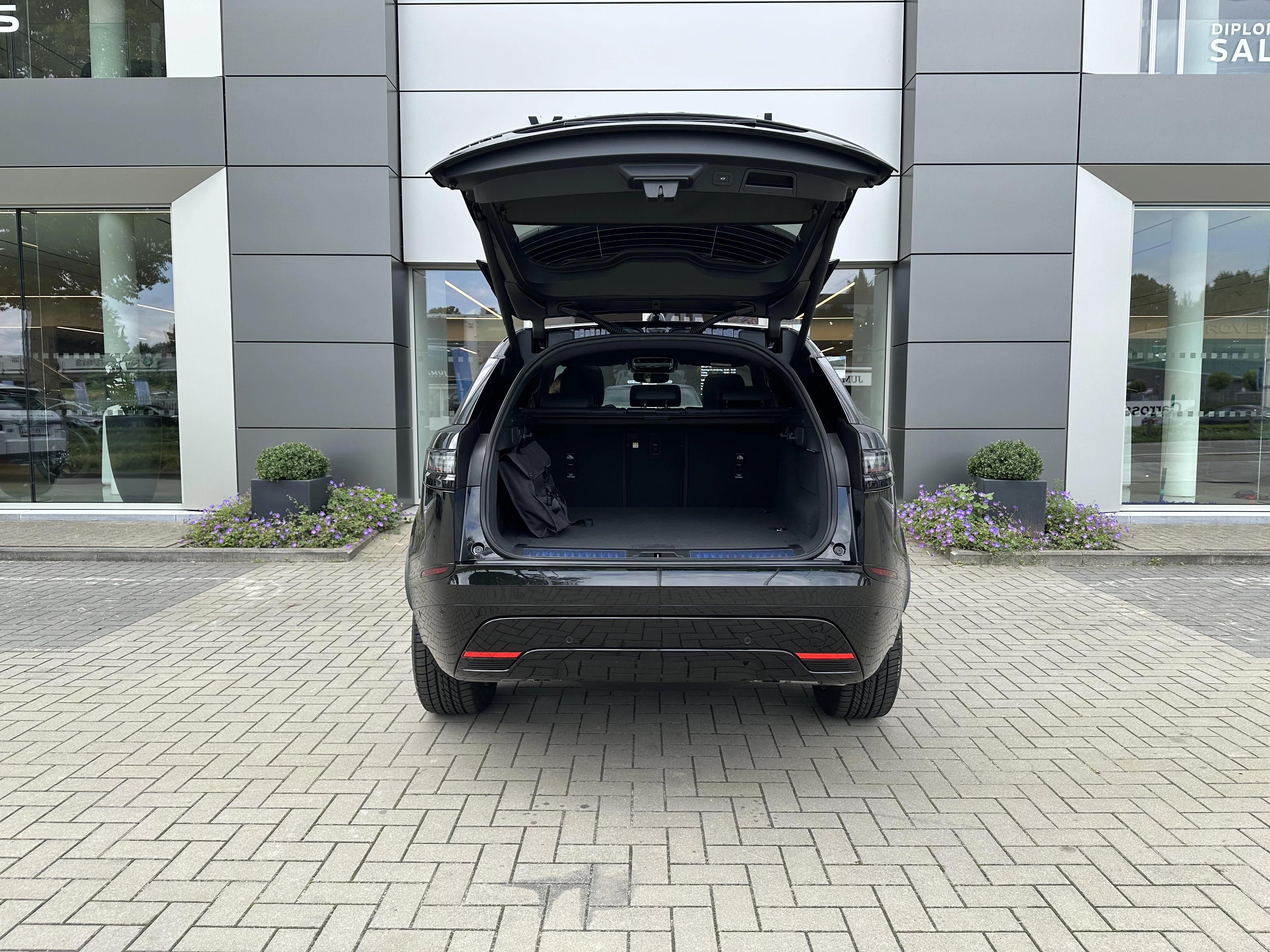 Land Rover-Range Rover Velar-image-4