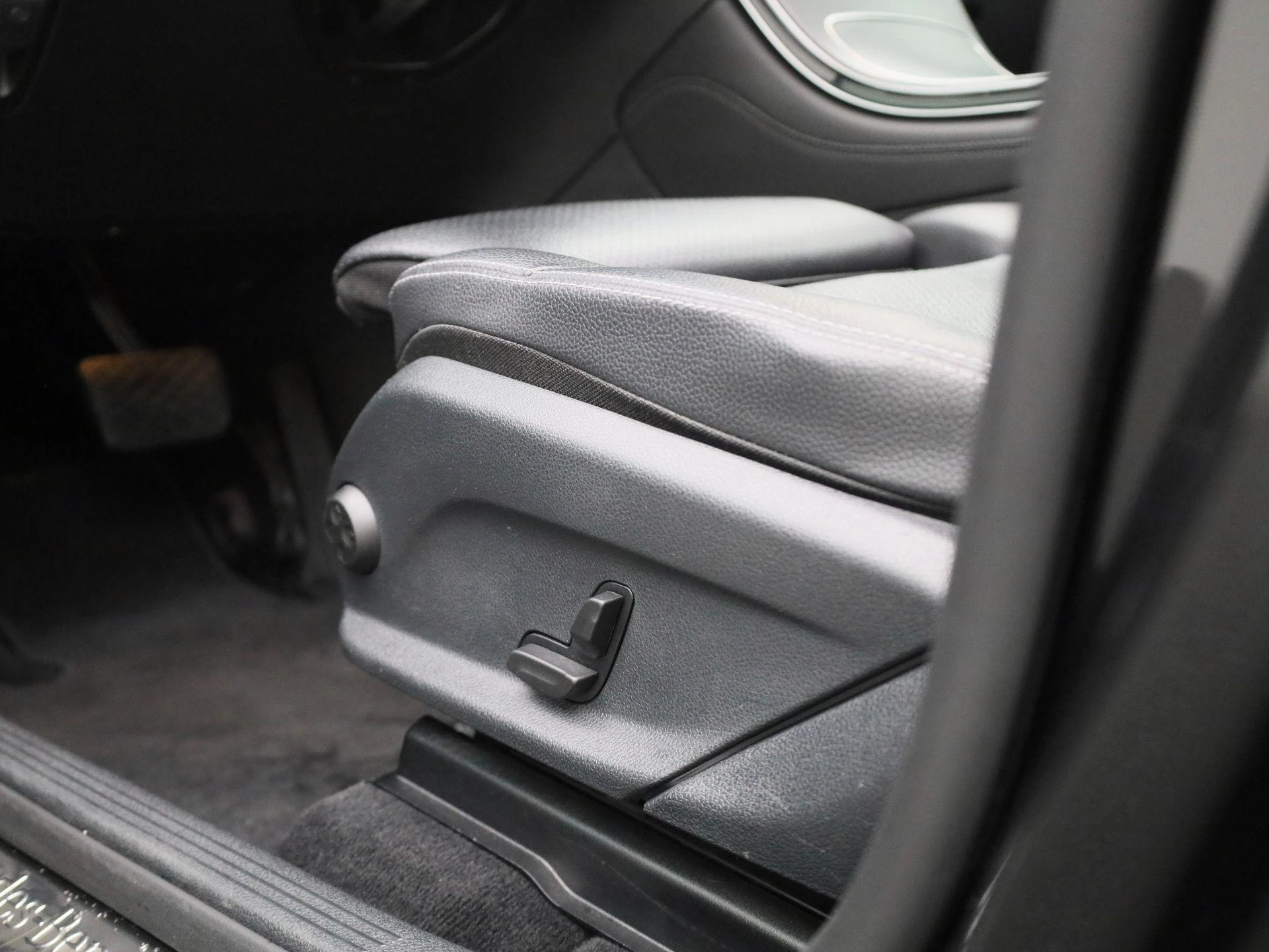 Mercedes-Benz-GLC-image-33