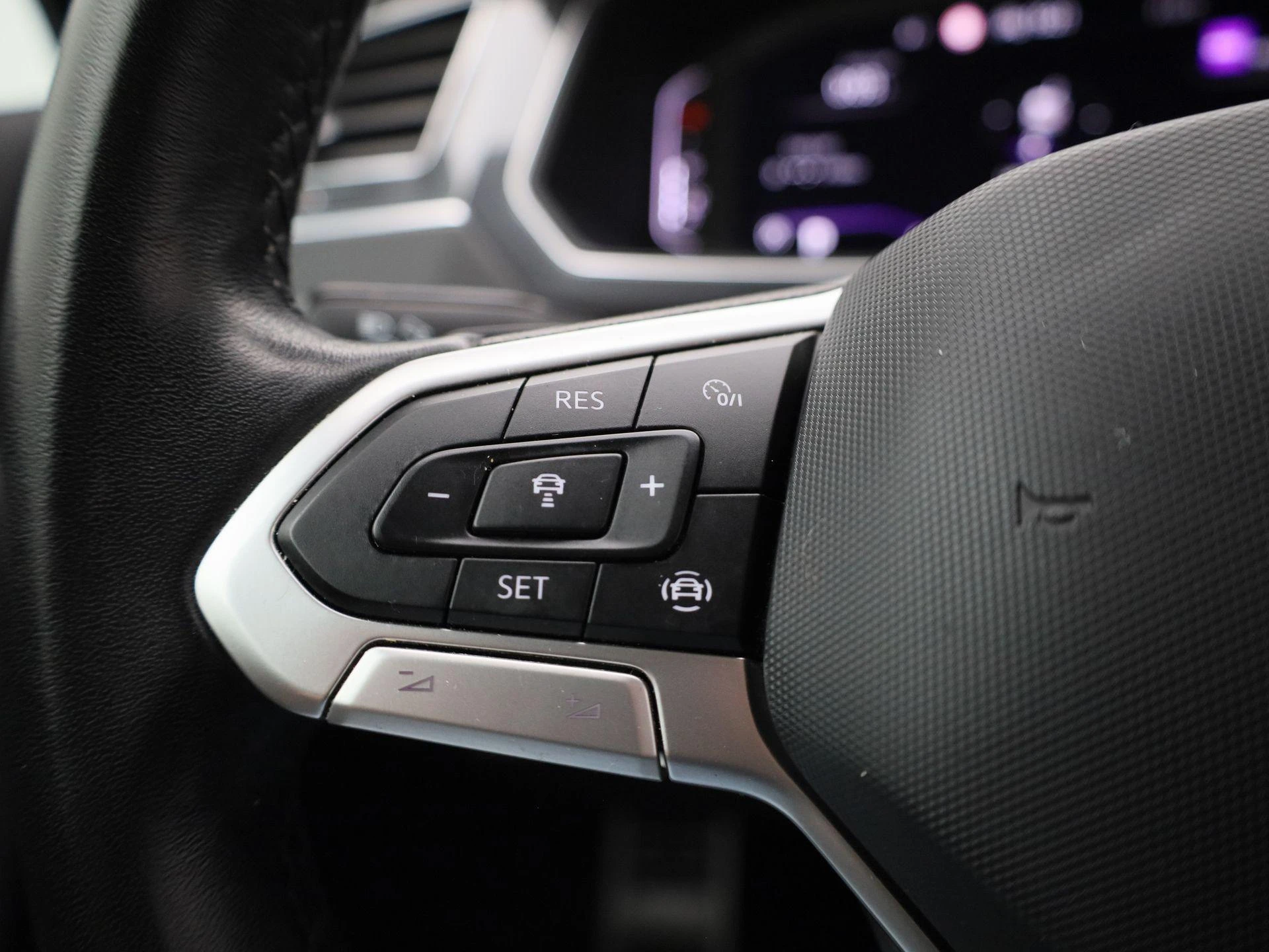 Volkswagen-Tiguan-image-17