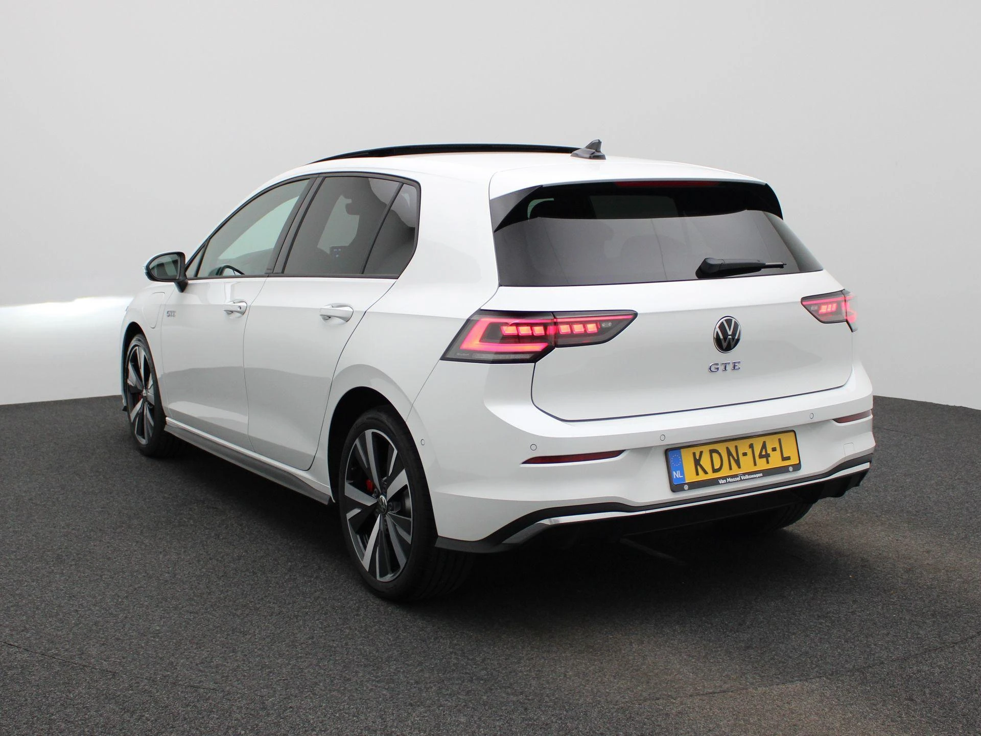 Volkswagen-Golf-image-1