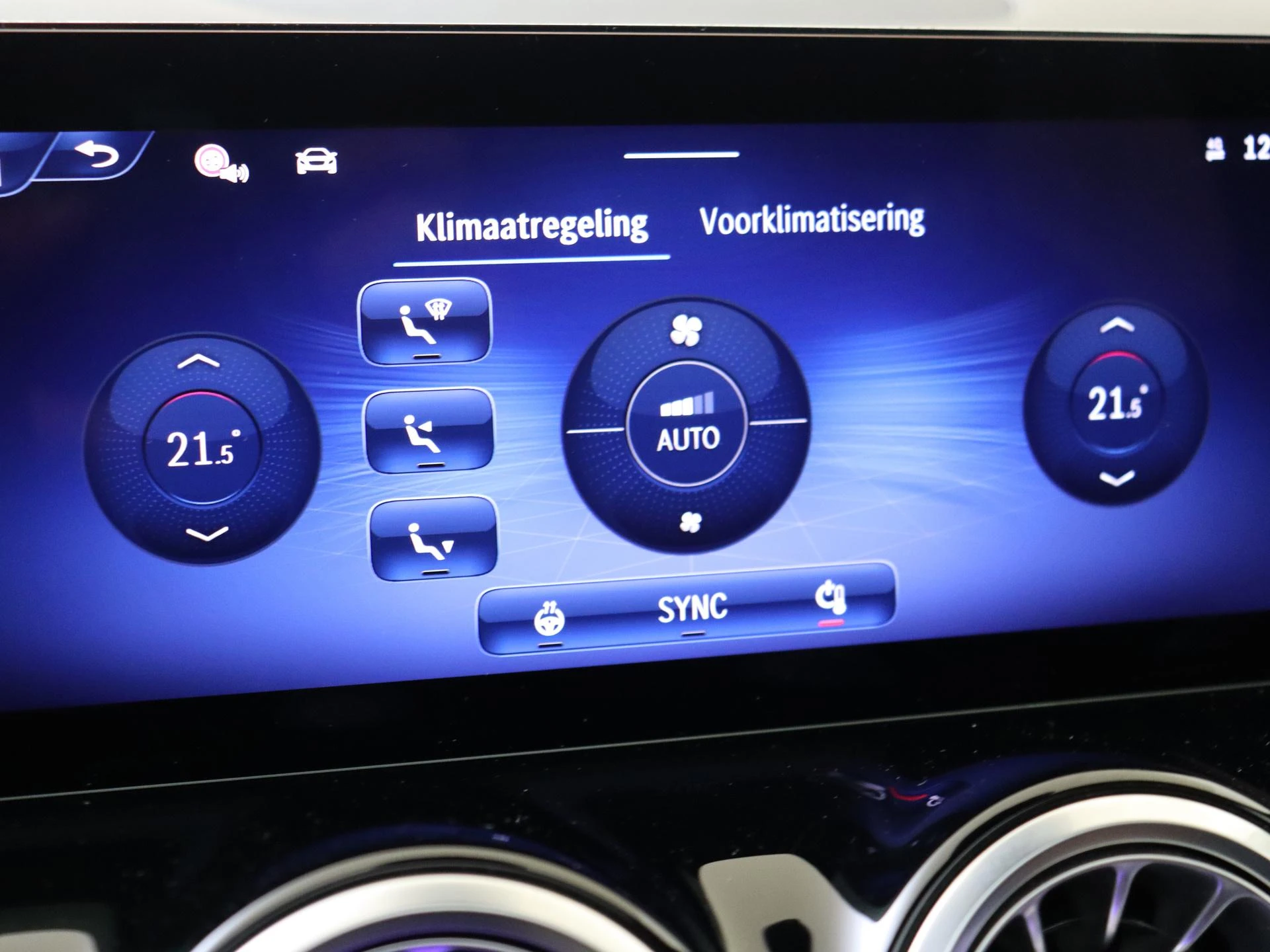 Mercedes-Benz-GLA-image-18