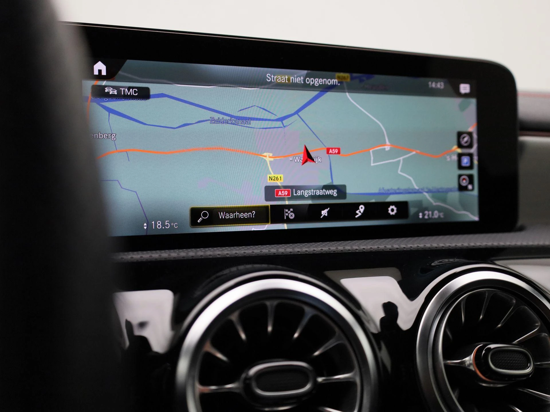 Mercedes-Benz-CLA-image-18