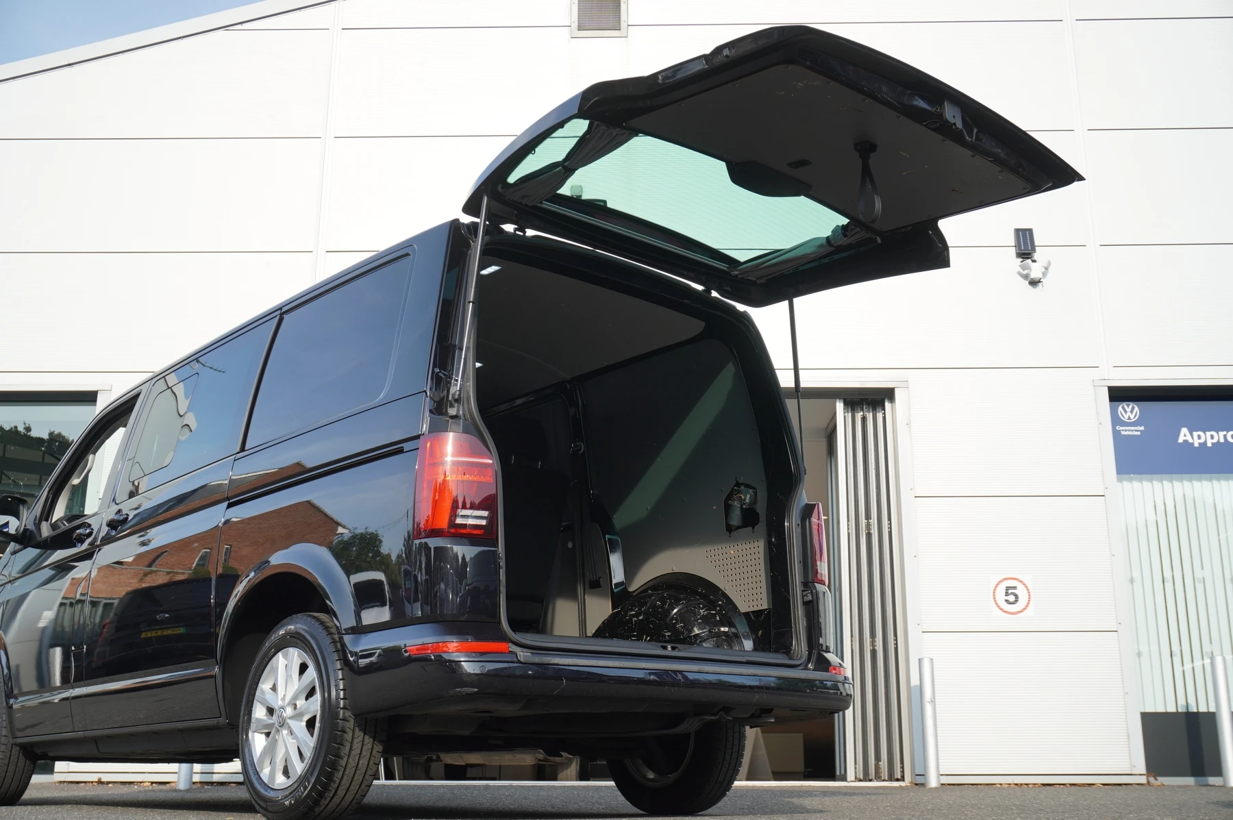 Volkswagen-Transporter-image-14