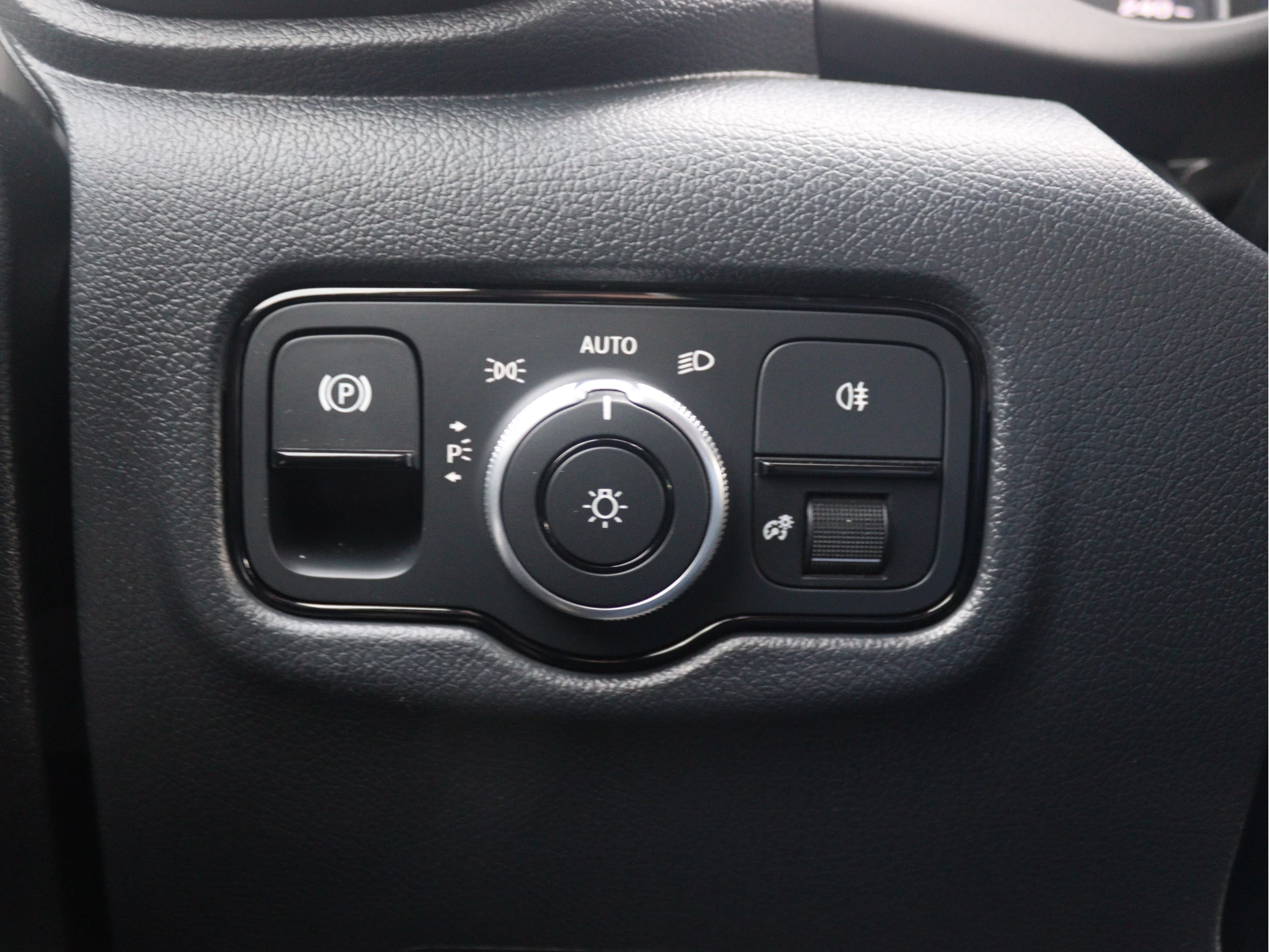 Mercedes-Benz-Vito-image-11