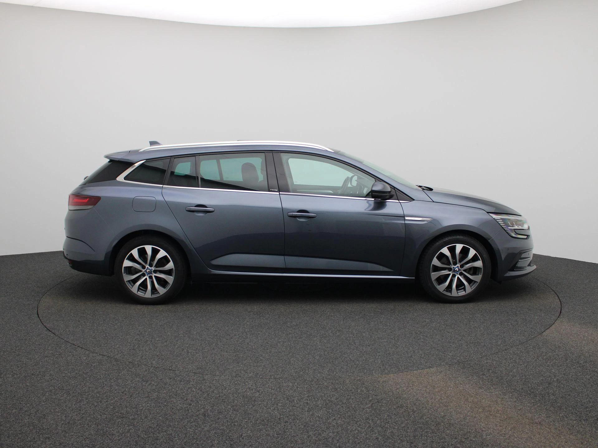 Renault-Megane E-Tech-image-7
