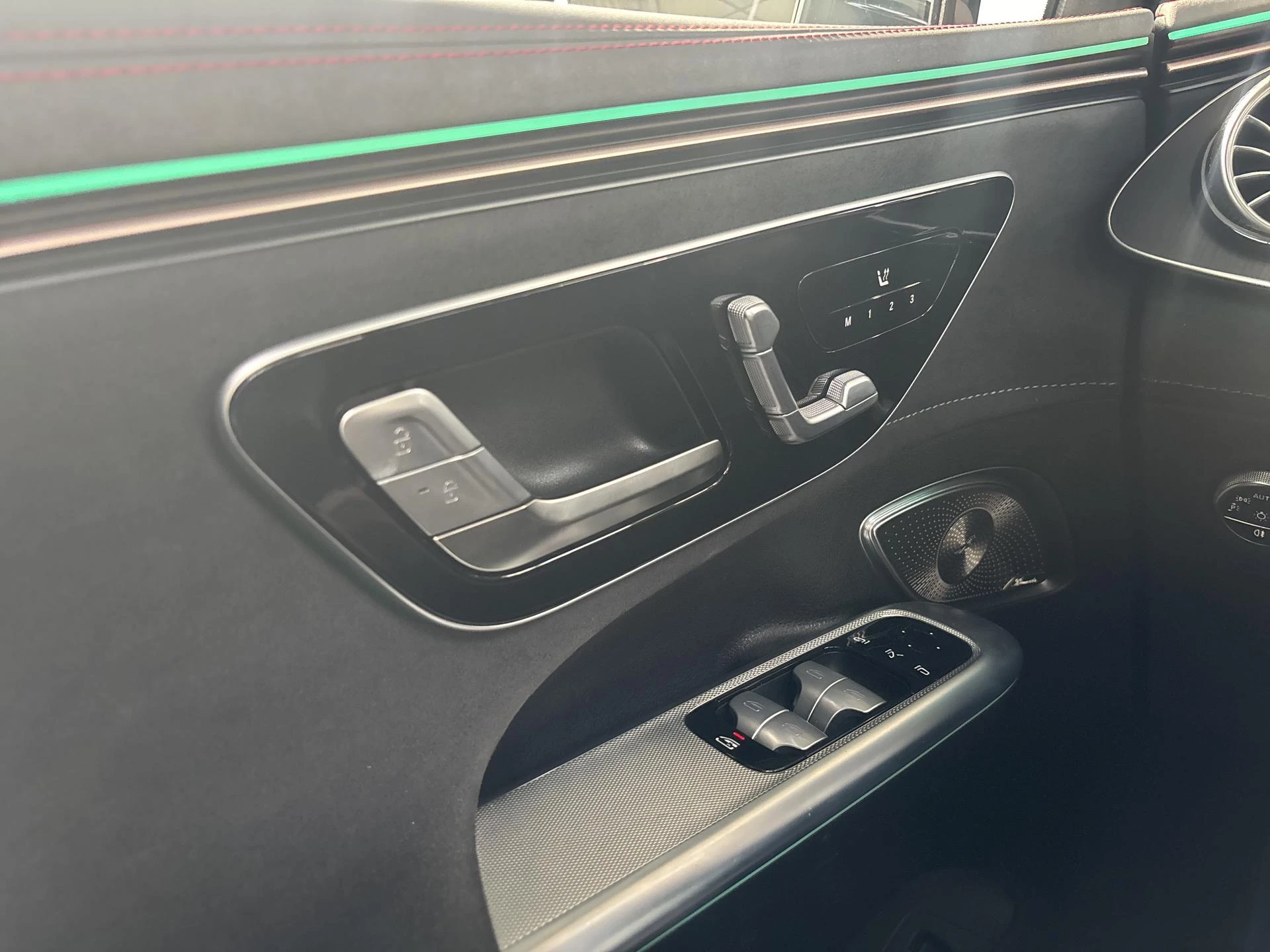 Mercedes-Benz EQE SUV 300 AMG LINE + BURMESTER + PANO DAK + TREKHAAK + DIGITAL LIGHT