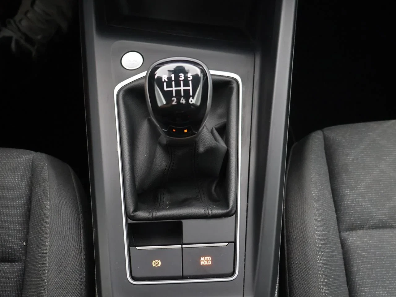 Volkswagen-Golf-image-12
