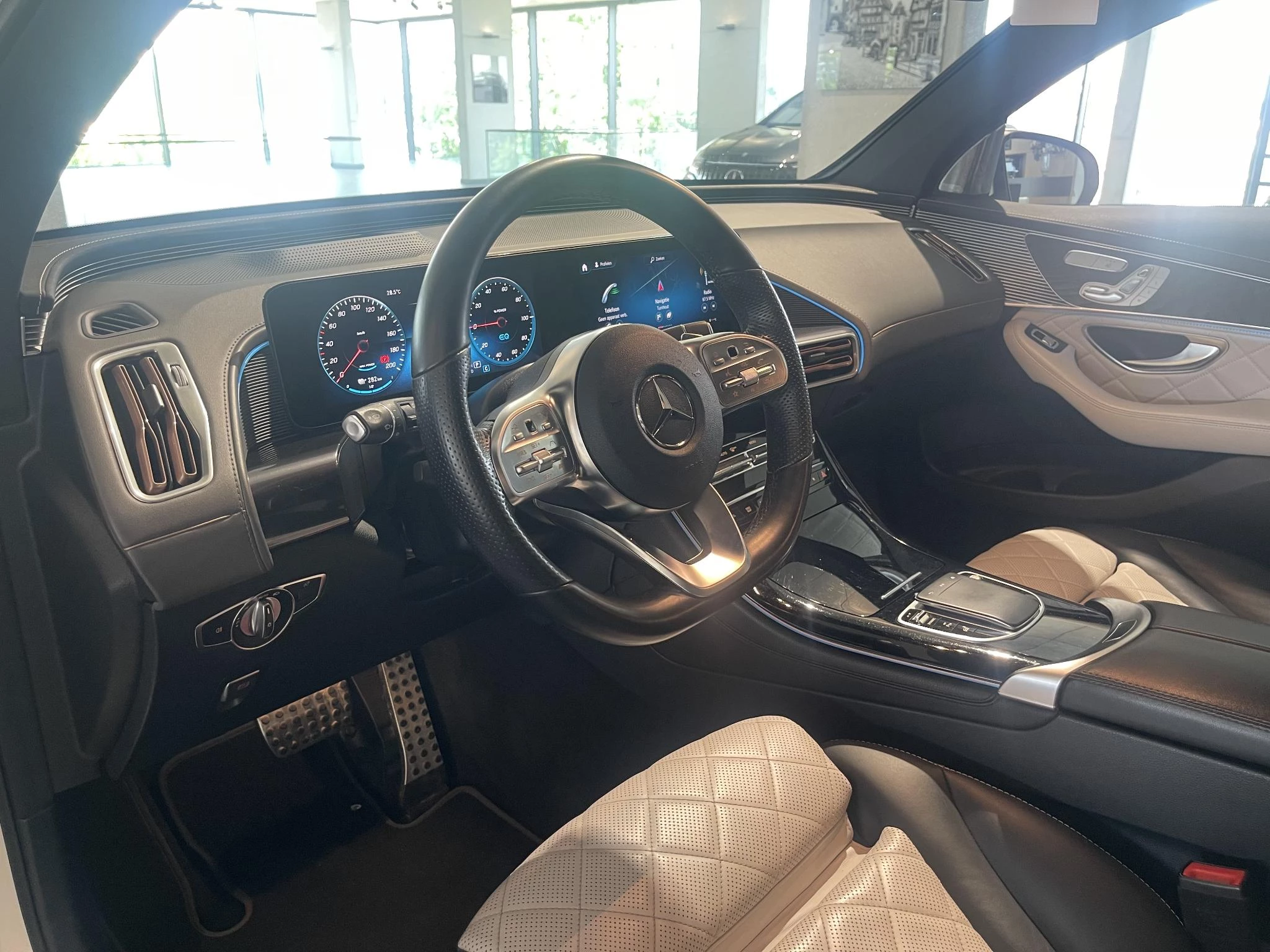 Mercedes-Benz EQC 400 4MATIC AMG LINE + LEDER EXCLUSIVE + CARPLAY + OPENDAK + BUMESTER +