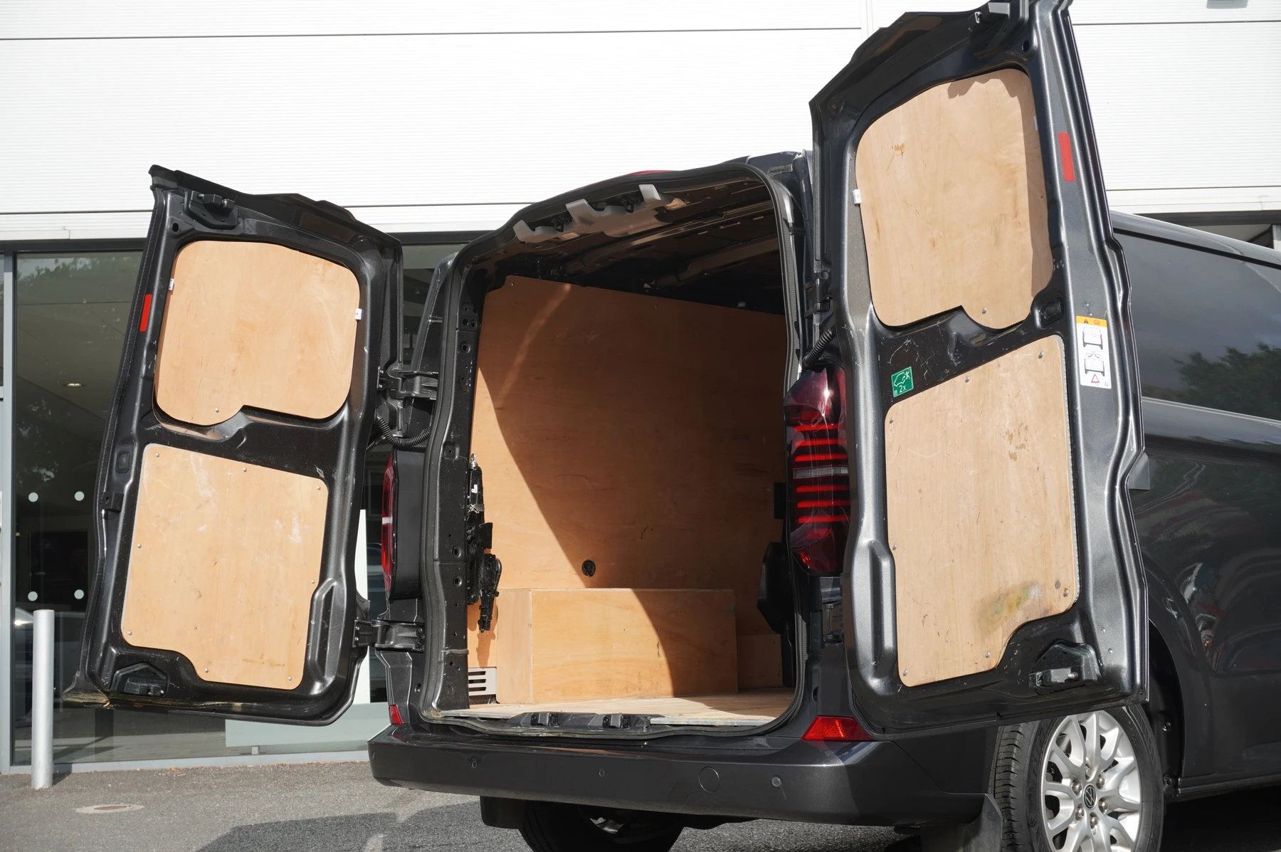 Volkswagen-Transporter-image-25