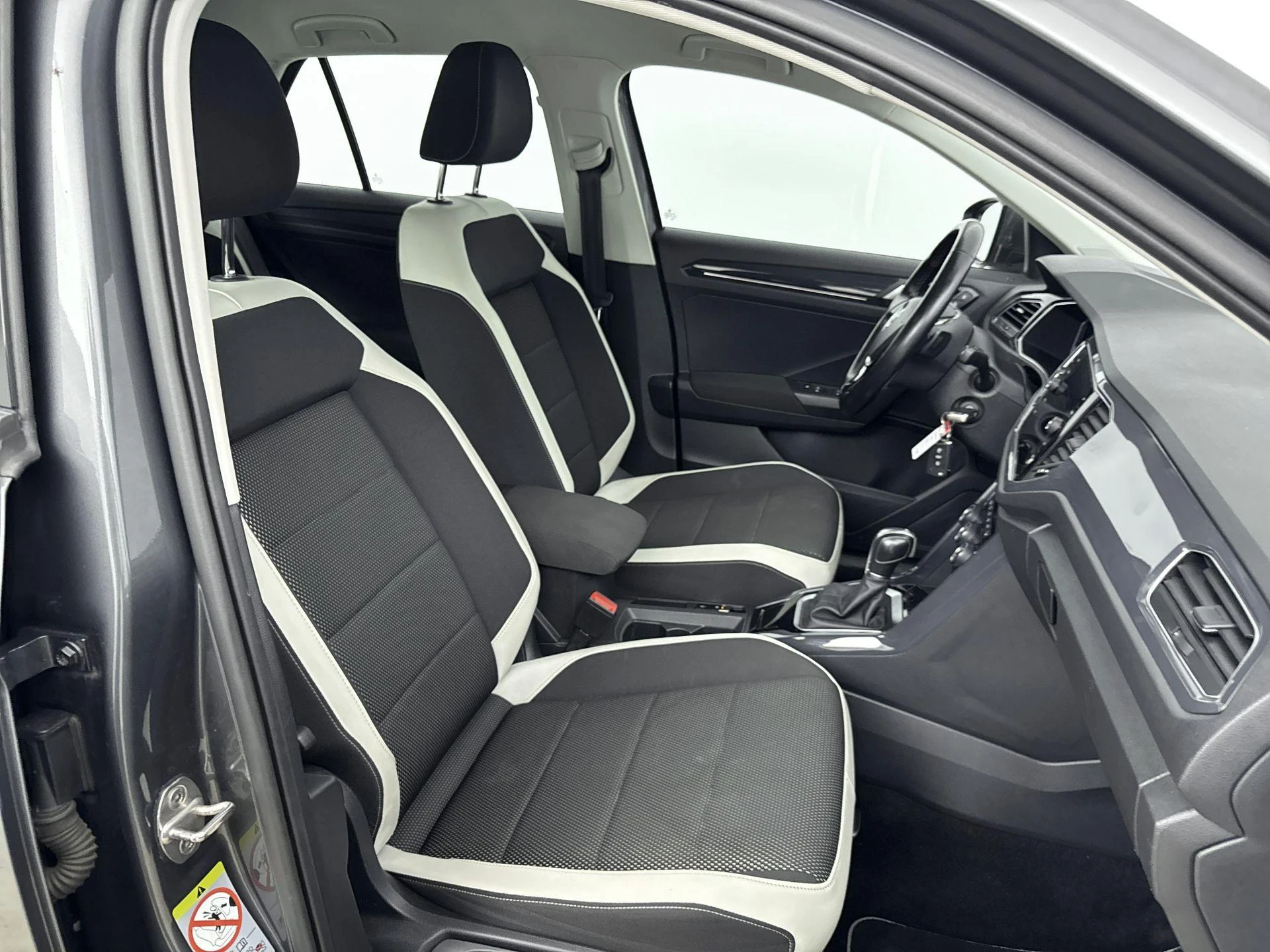 Volkswagen-T-Roc-image-23
