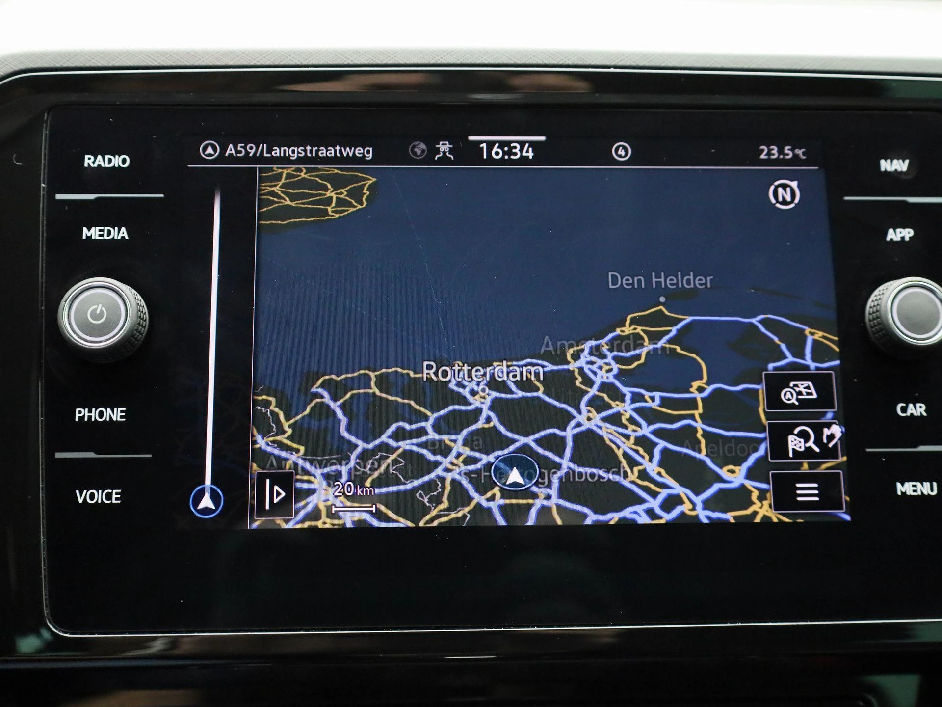 Volkswagen-Passat-image-16