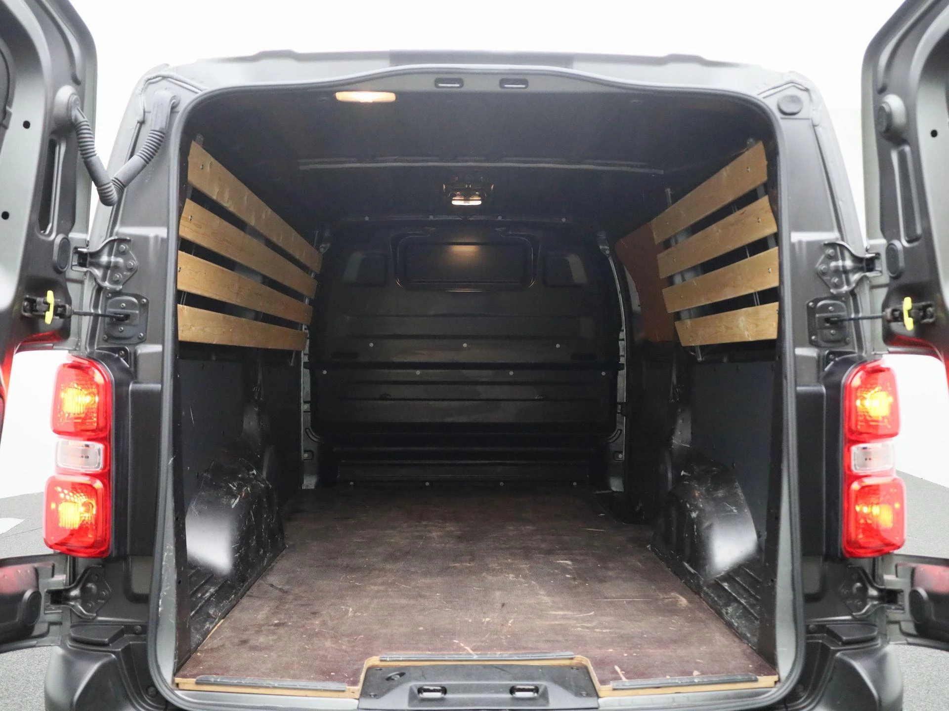 Opel-Vivaro-image-12