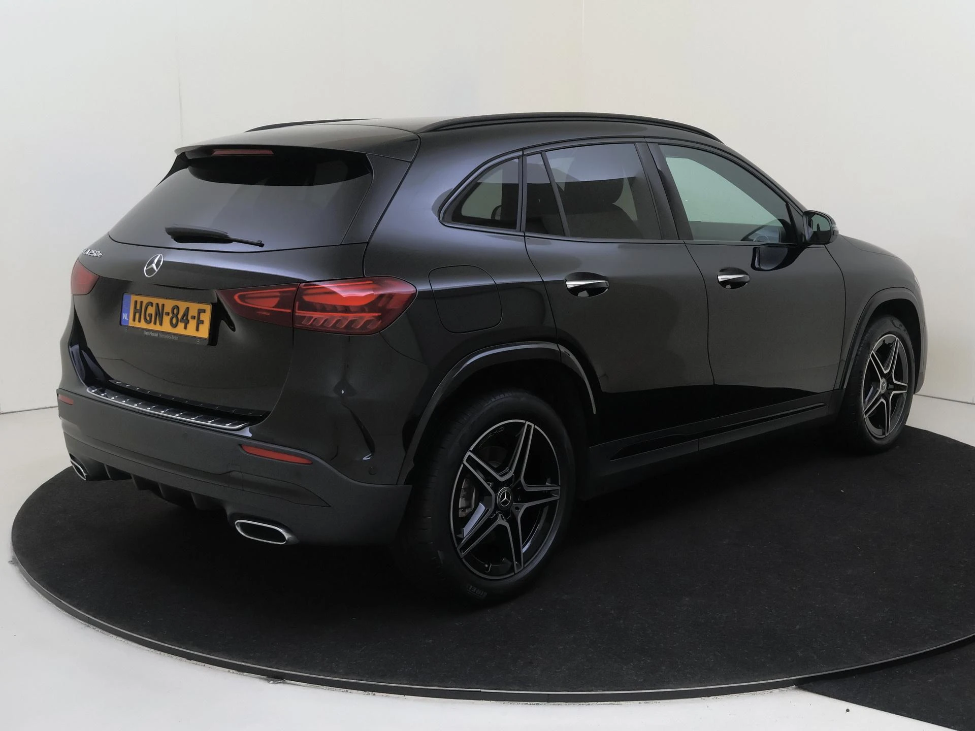 Mercedes-Benz-GLA-image-3