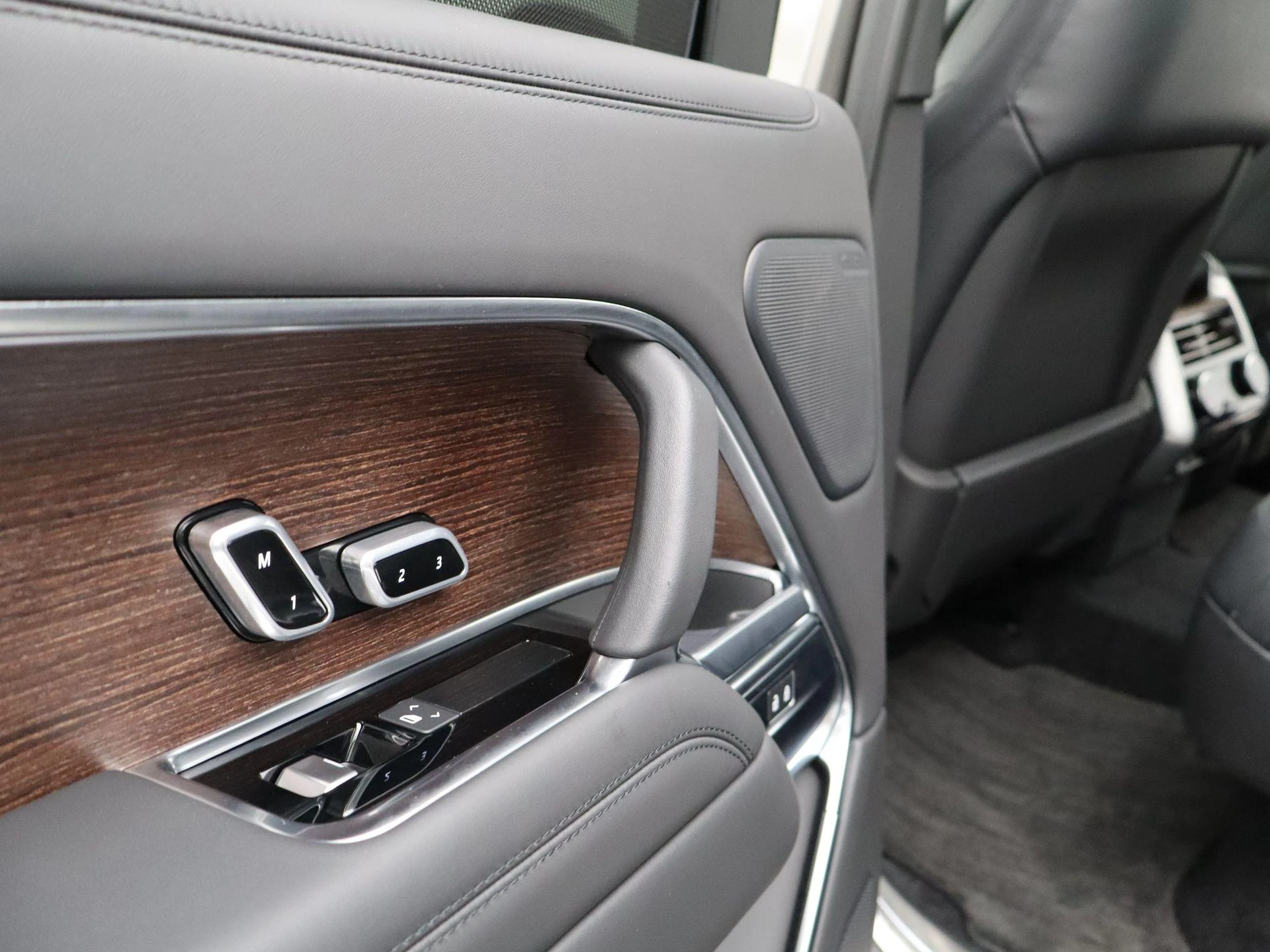 Land Rover-Range Rover-image-30