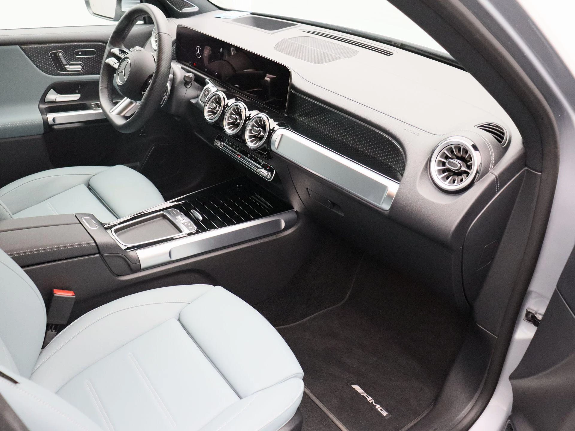 Mercedes-Benz-EQB-image-12