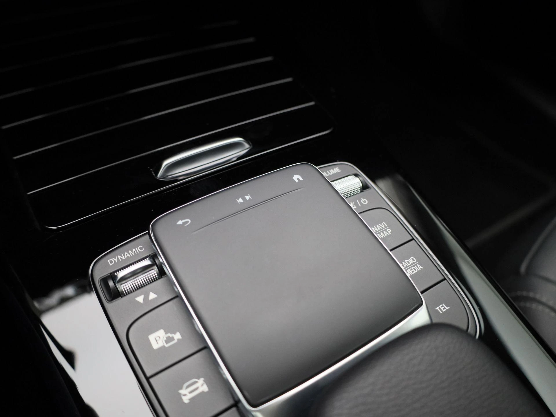 Mercedes-Benz-CLA-image-23