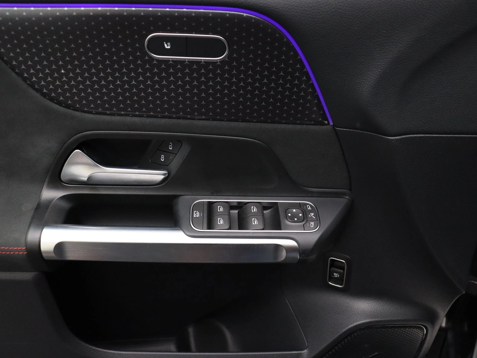 Mercedes-Benz EQB 250+ AMG Line + PANORAMISCH DAK + CARPLAY + ADVANCED SOUND +