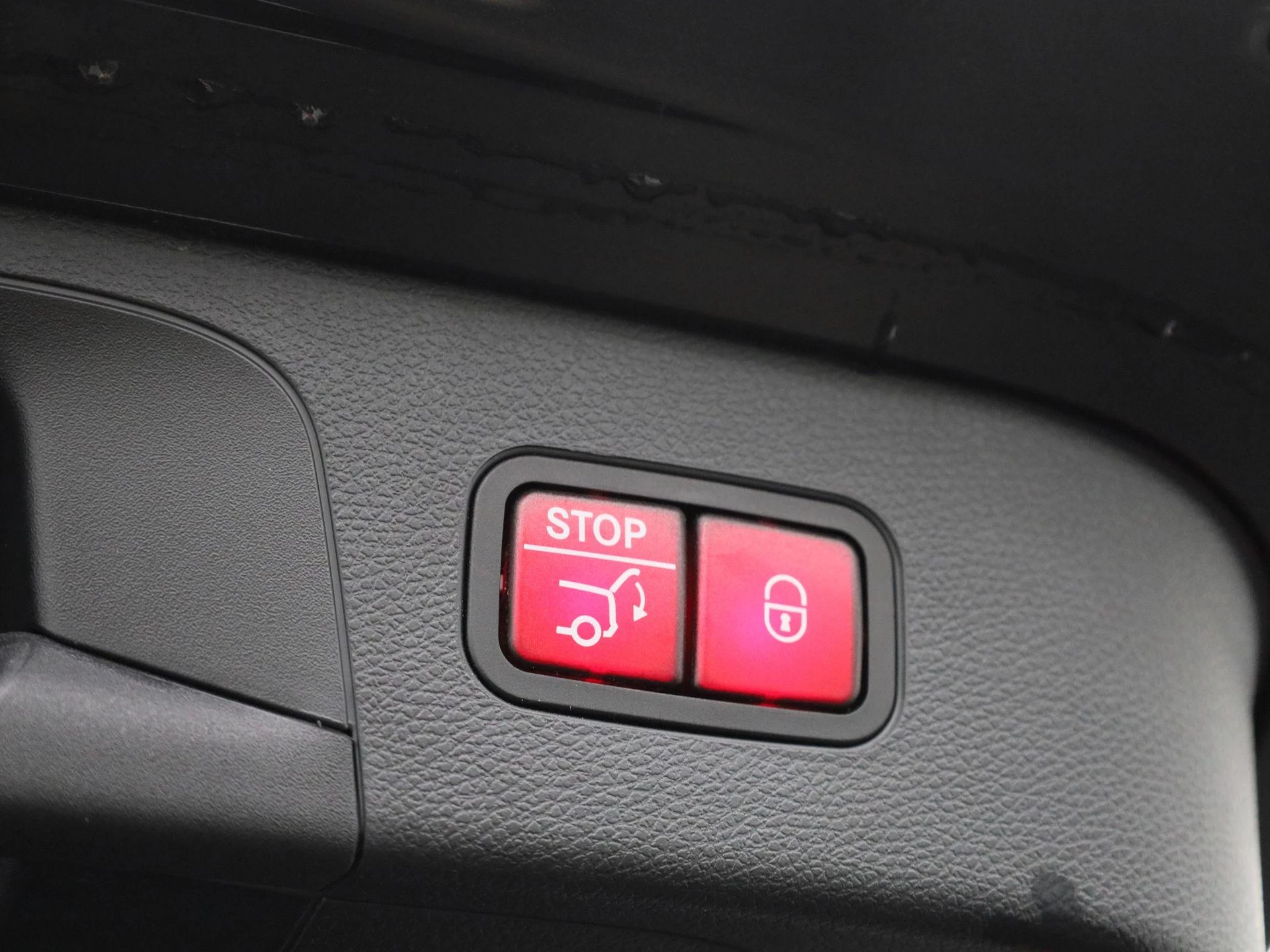 Mercedes-Benz-EQC-image-16