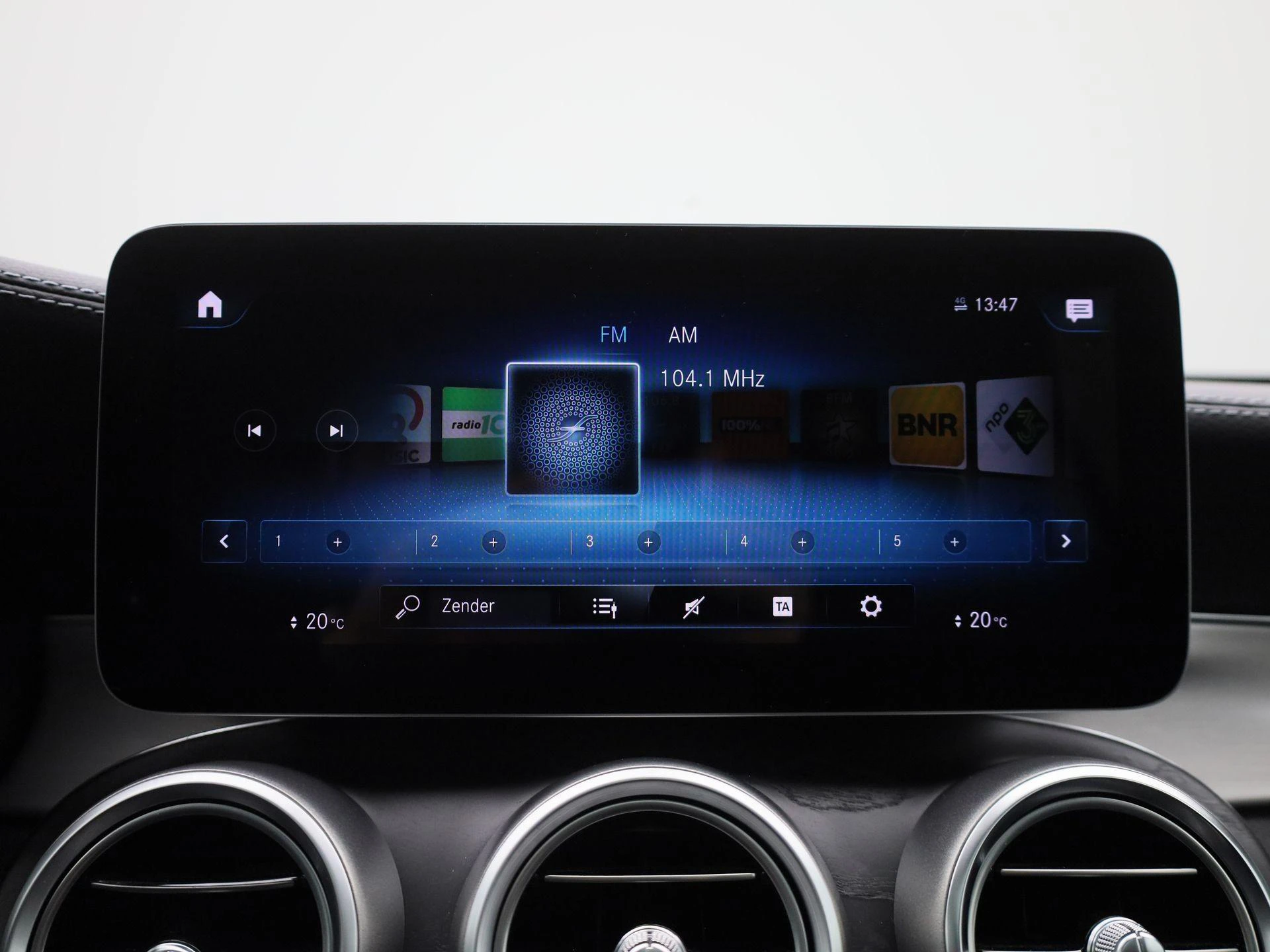 Mercedes-Benz-GLC-image-21
