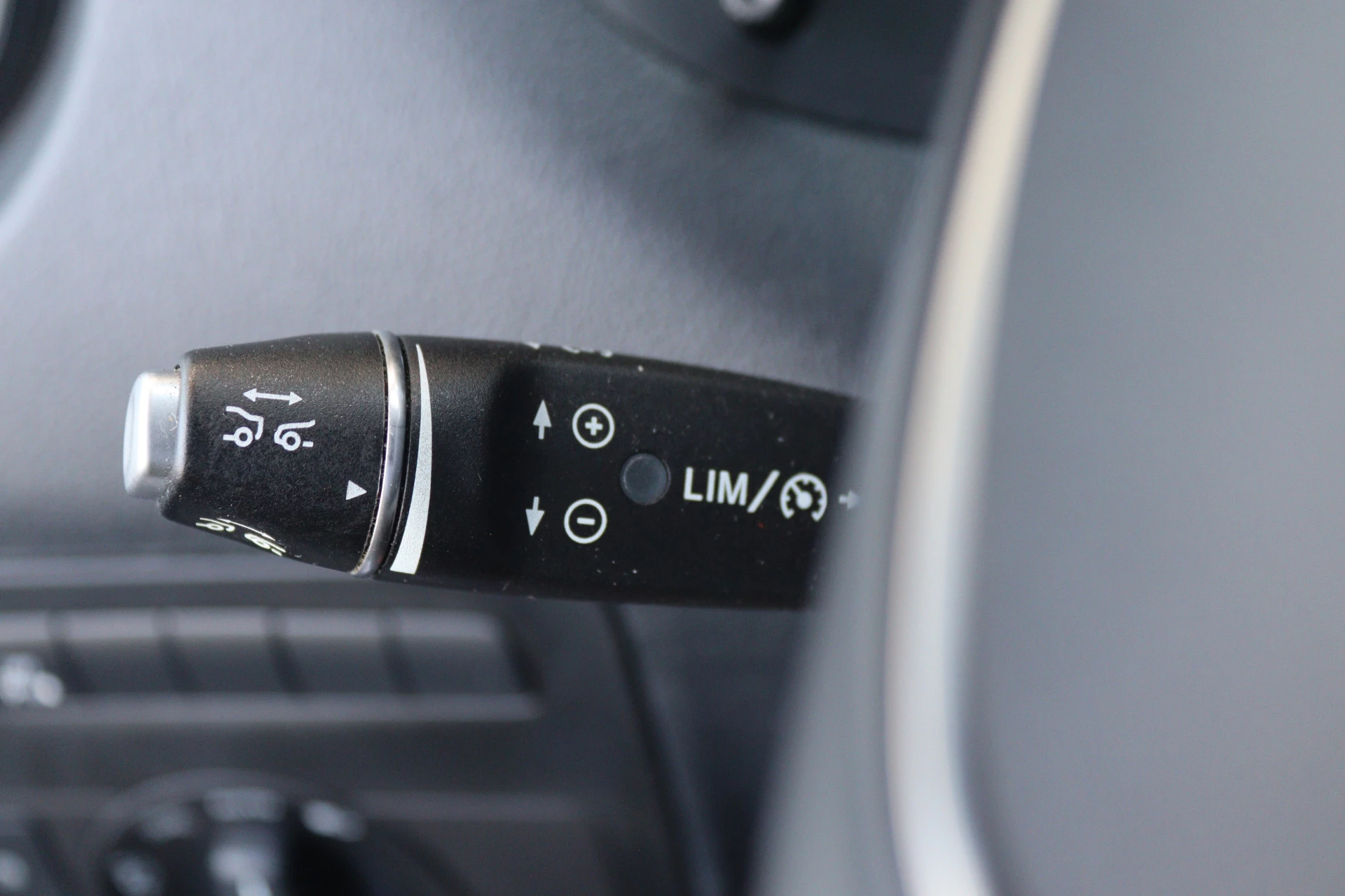 Mercedes-Benz-Vito-image-10