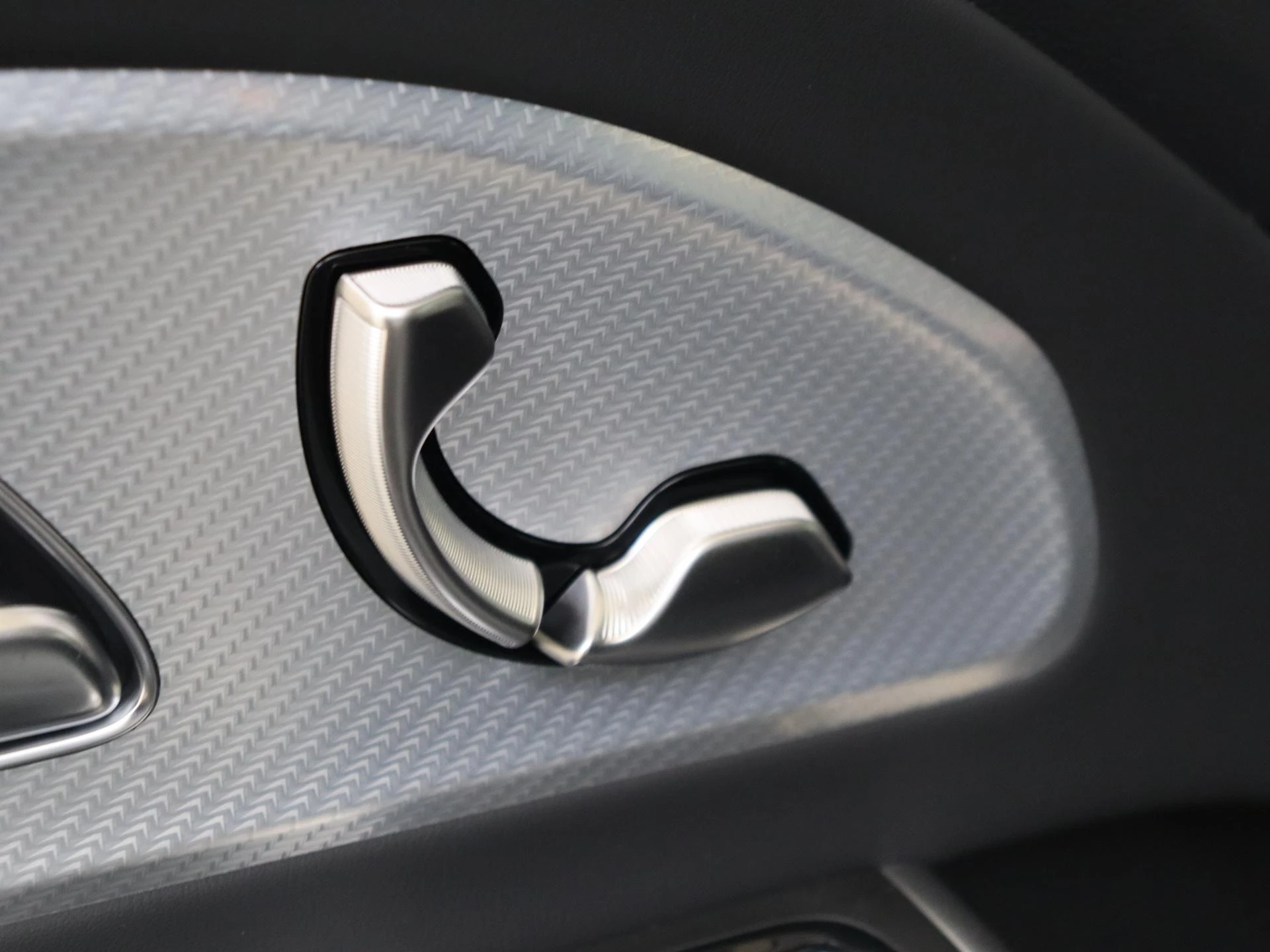 Mercedes-Benz-GLB-image-23