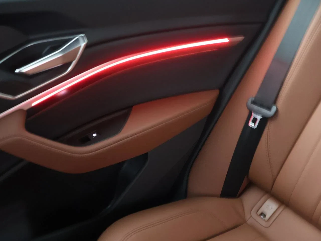 Audi e-tron Sportback Audi e-tron Sportback S-line 55 quattro 408PK *BRUINE LEDER*NAVI*APP CONNECT*BLTH*CRUISE*SPORTZETELS*CAMERA*ZETELVERWARMING*...