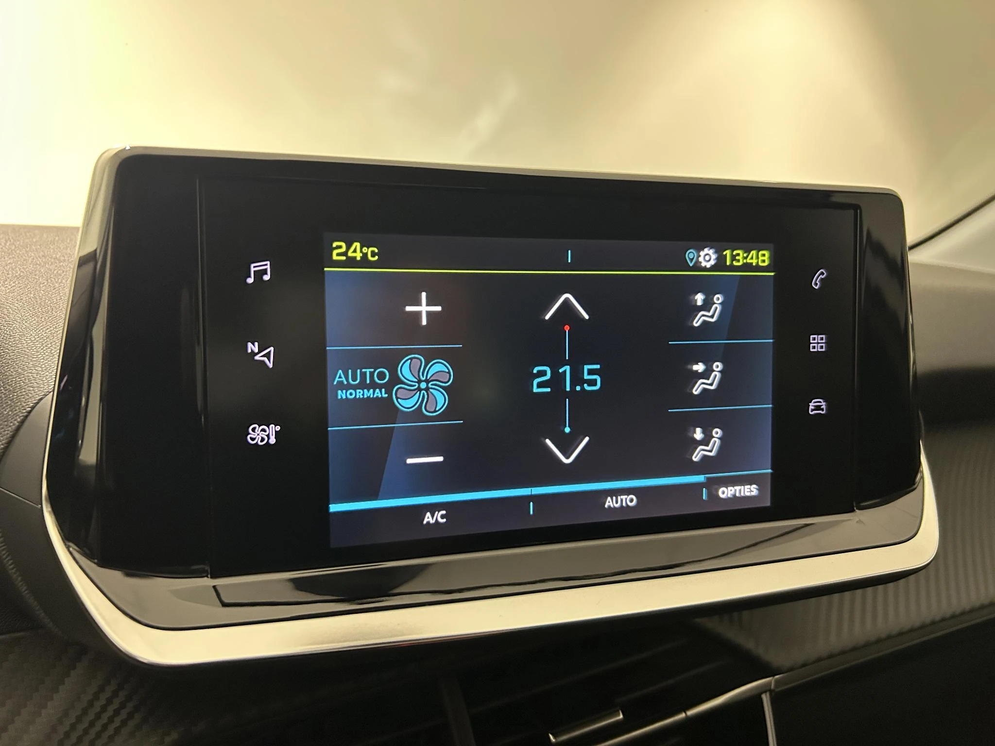 Peugeot-e-208-image-10