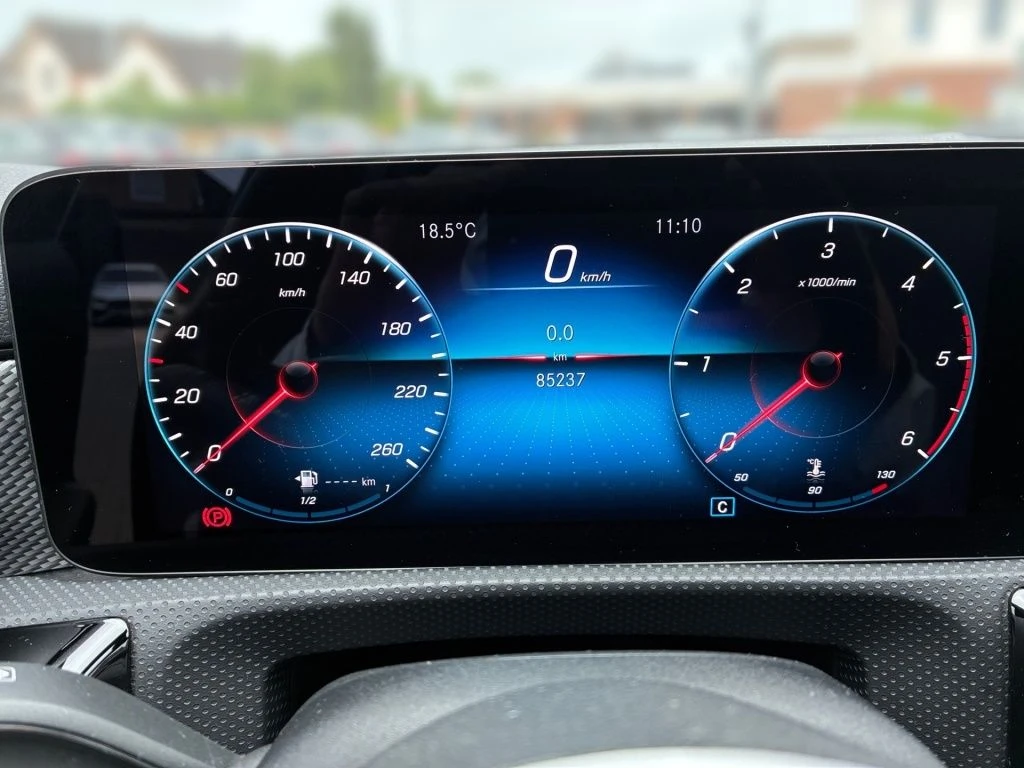 Mercedes-Benz-CLA 200 d-image-6