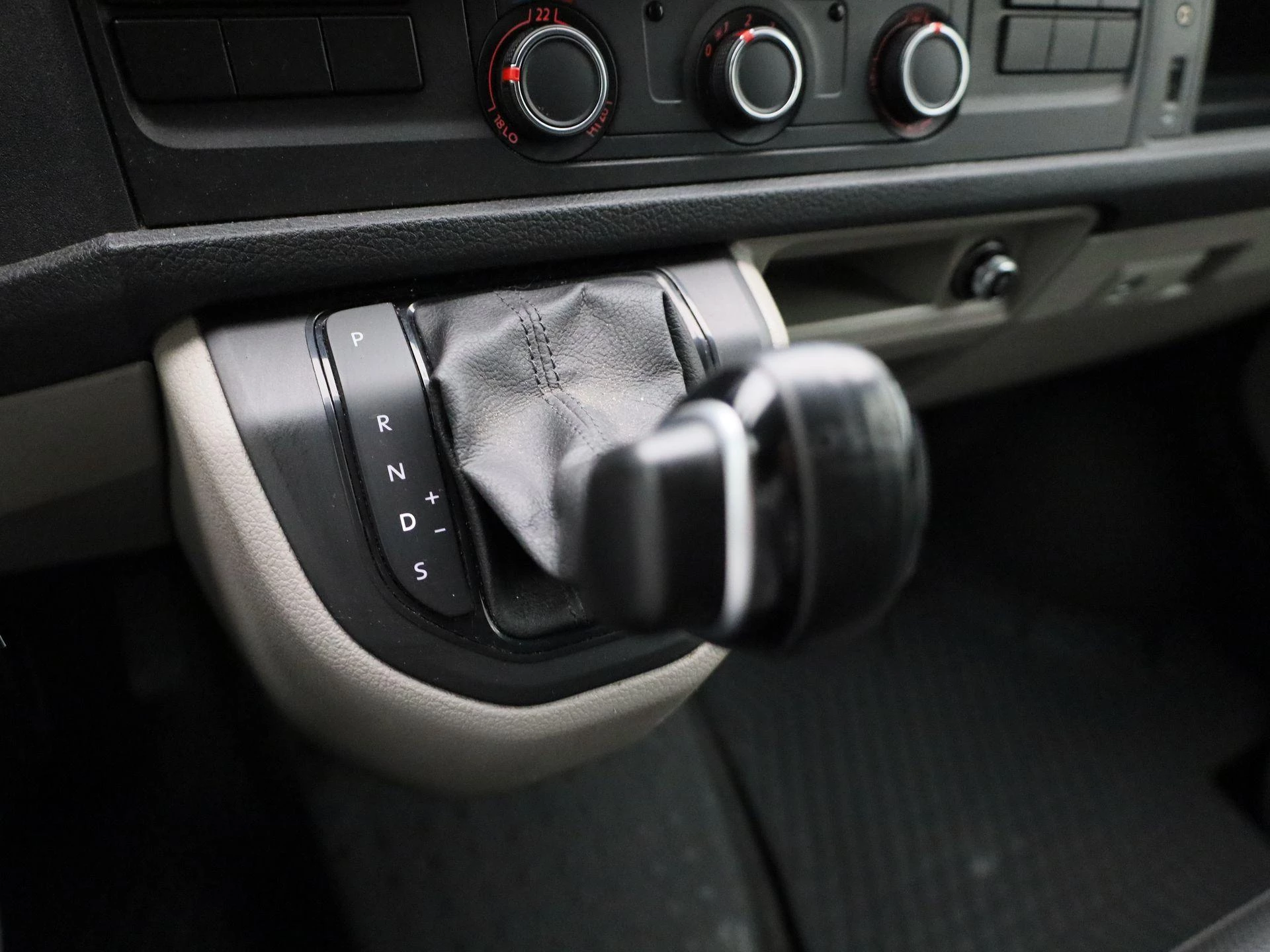 Volkswagen-Transporter-image-17