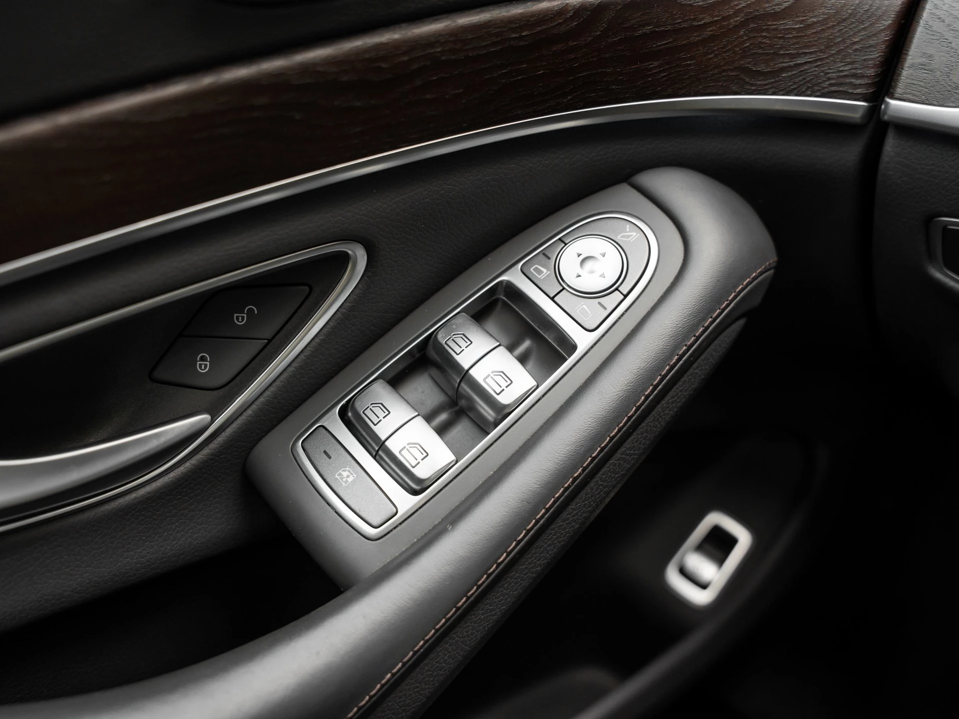 Mercedes-Benz-S-Klasse-image-18